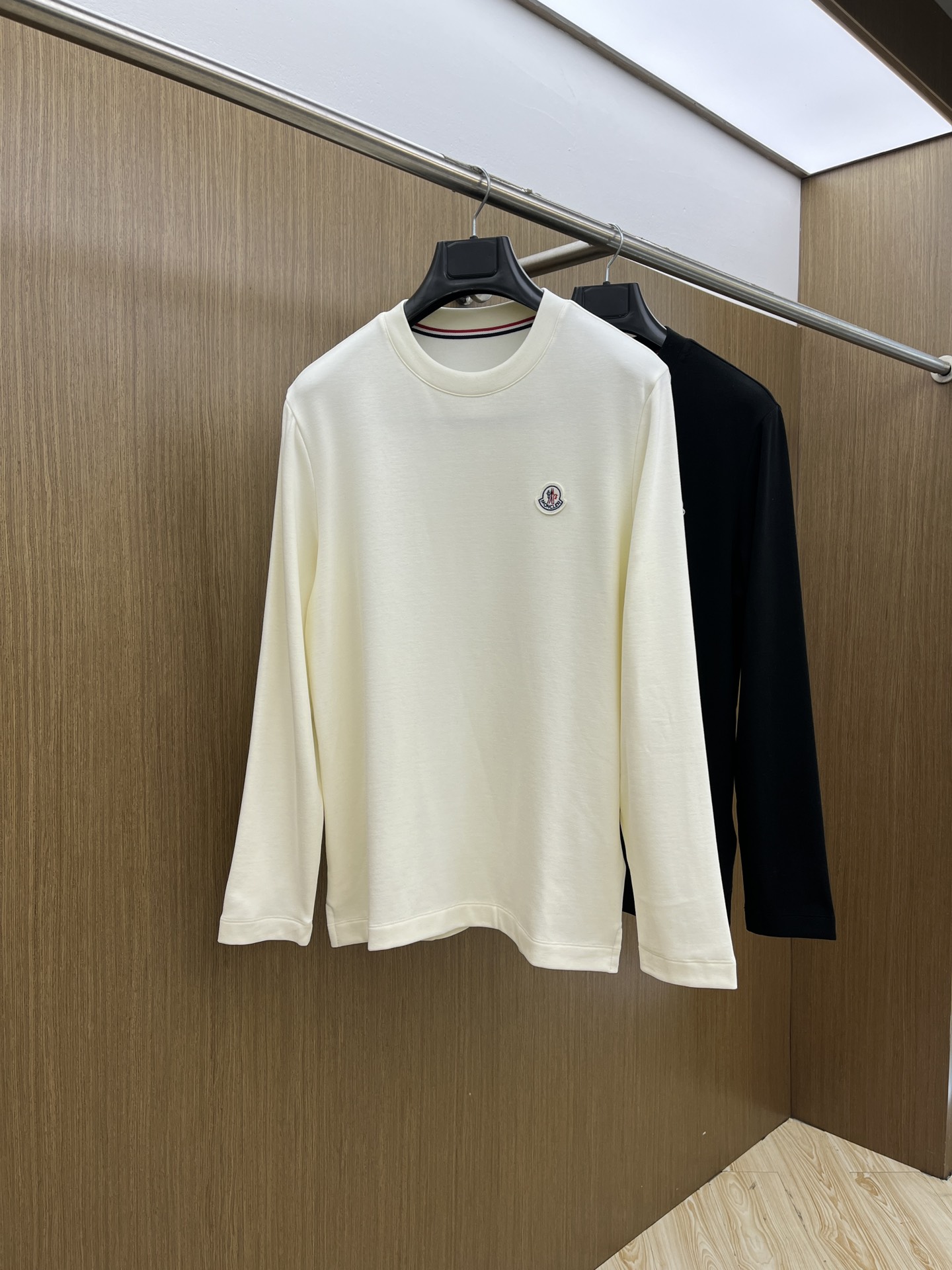 NO:514007,Autumn and Winter Mon Autumn and Winter base shirt, warm ginger velvet, fabric is delicate, soft, comfortable upper body, simple and fashionable, suitable for business, casual and other occasions, fjj code number 48-56,, Moncler, alexander wang19860909秋冬 Mon 秋冬蒙口打底衫 面料选用暖姜天丝德绒 面料细腻柔软上身舒适 简约时尚 适配商务、休闲等多种场合 fjj码数48-56,,Moncler,alexander wang,Men's clothing