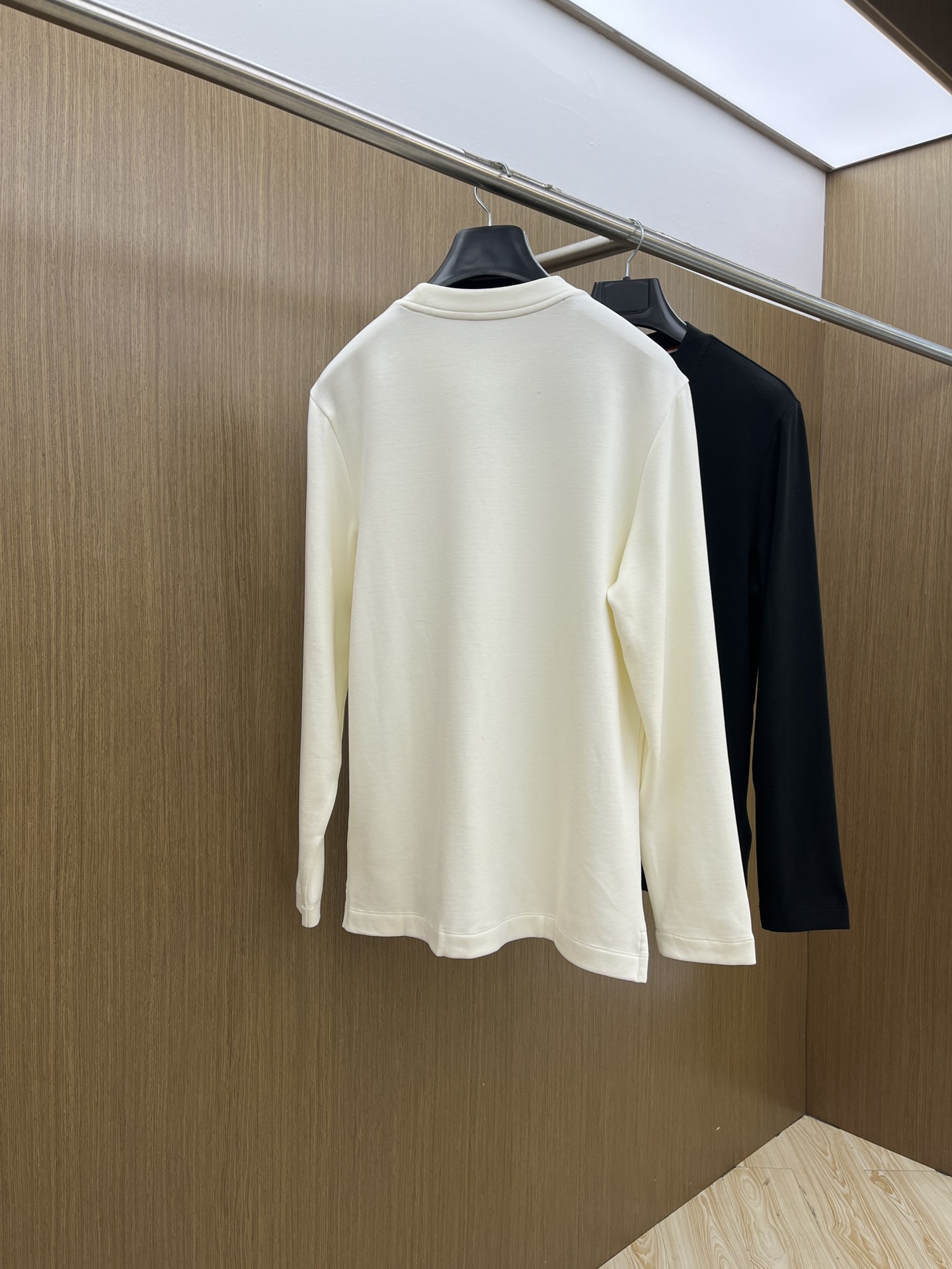 秋冬 Mon 🔥秋冬蒙口打底衫 面料选用暖姜天丝德绒 面料细腻柔软上身舒适 简约时尚 适配商务、休闲等多