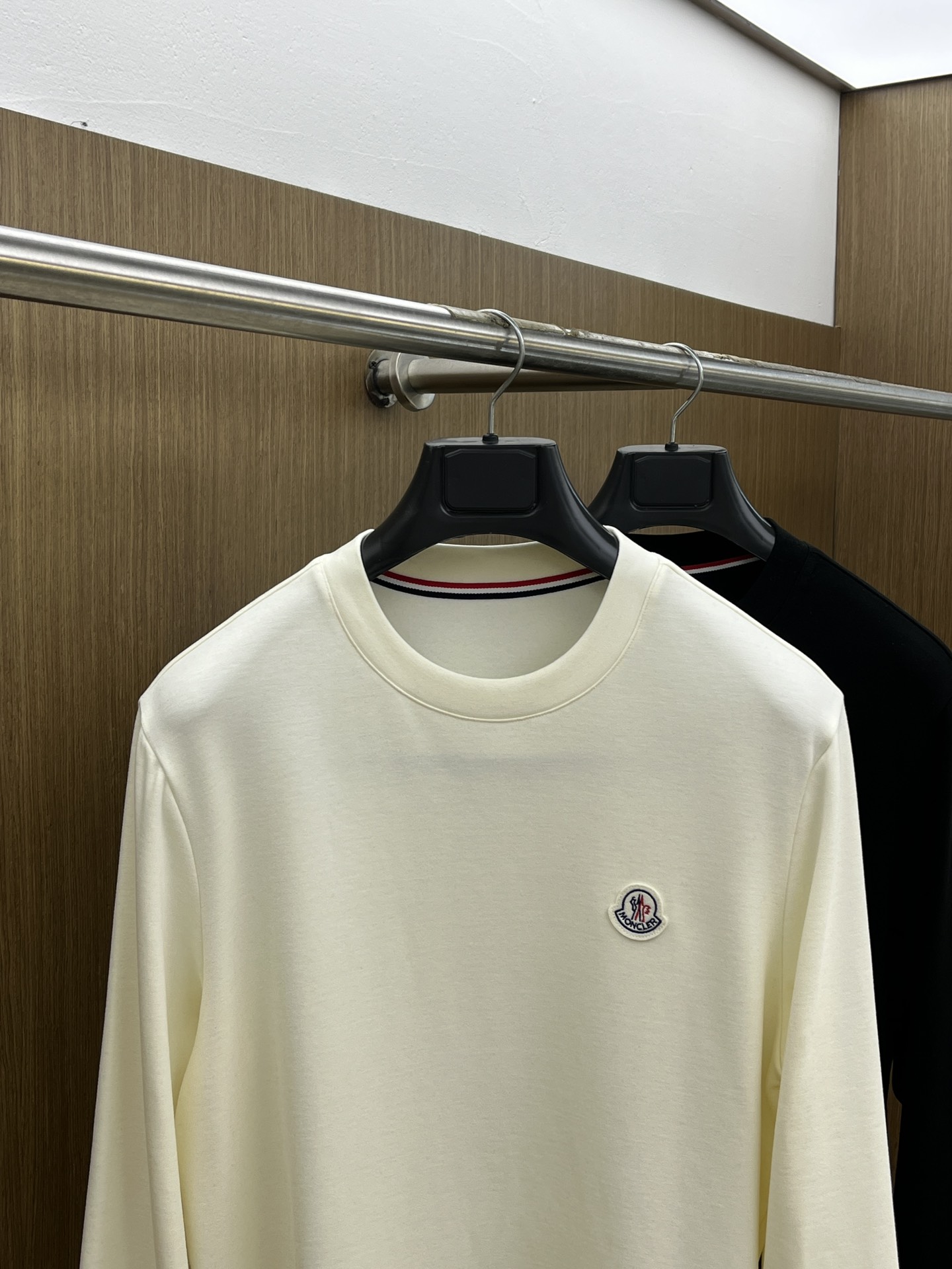 秋冬 Mon 🔥秋冬蒙口打底衫 面料选用暖姜天丝德绒 面料细腻柔软上身舒适 简约时尚 适配商务、休闲等多