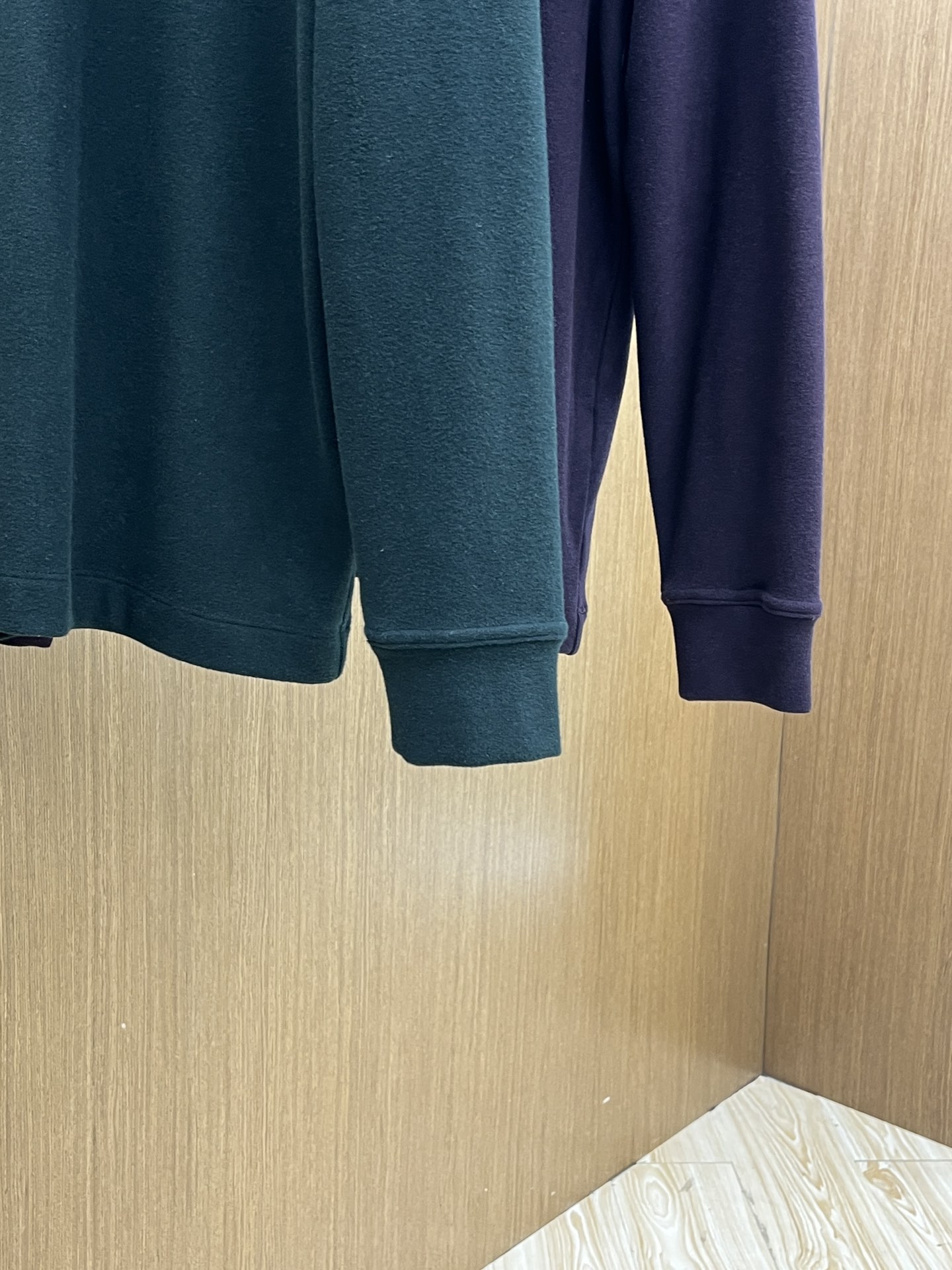 秋冬 lP🆕 🔥秋冬lP🆕翻领打底衫 选用德绒小条 面料细腻柔软上身舒适 简约时尚 适配商务、休闲等多种