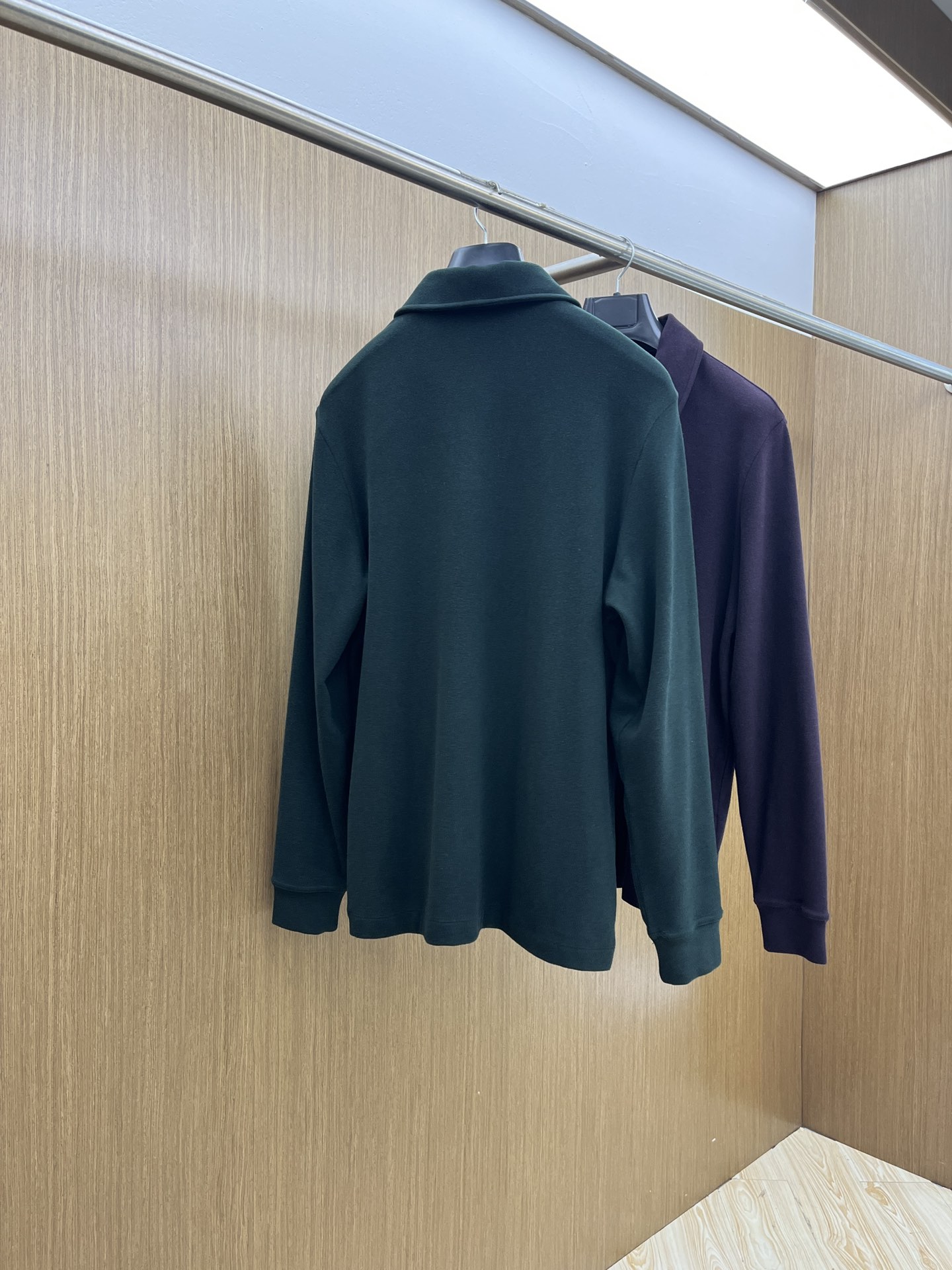 秋冬 lP🆕 🔥秋冬lP🆕翻领打底衫 选用德绒小条 面料细腻柔软上身舒适 简约时尚 适配商务、休闲等多种