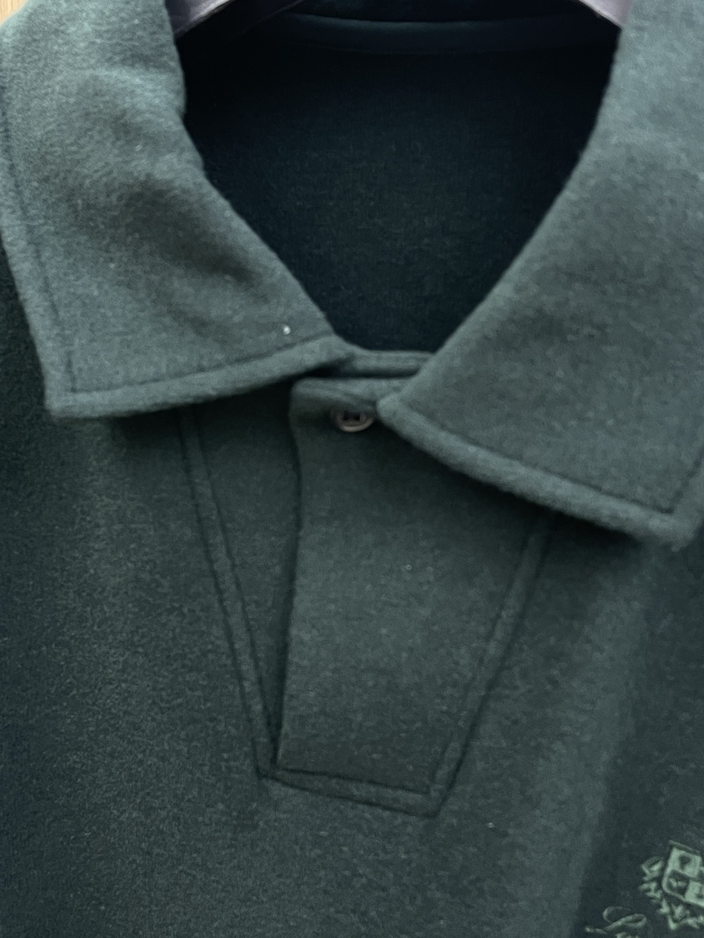 秋冬 lP🆕 🔥秋冬lP🆕翻领打底衫 选用德绒小条 面料细腻柔软上身舒适 简约时尚 适配商务、休闲等多种