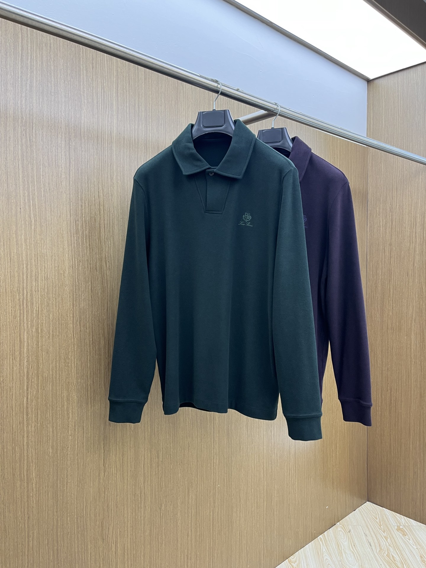 秋冬 lP🆕 🔥秋冬lP🆕翻领打底衫 选用德绒小条 面料细腻柔软上身舒适 简约时尚 适配商务、休闲等多种