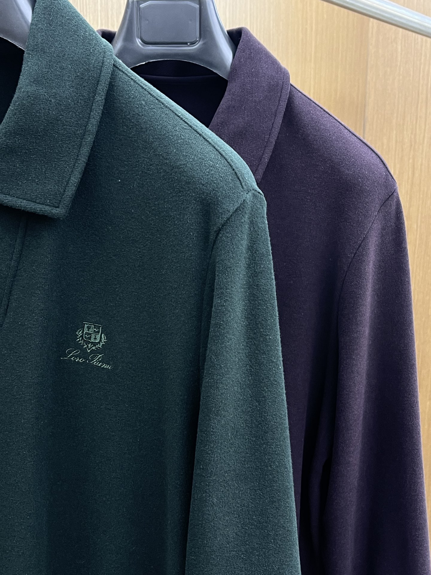 秋冬 lP🆕 🔥秋冬lP🆕翻领打底衫 选用德绒小条 面料细腻柔软上身舒适 简约时尚 适配商务、休闲等多种