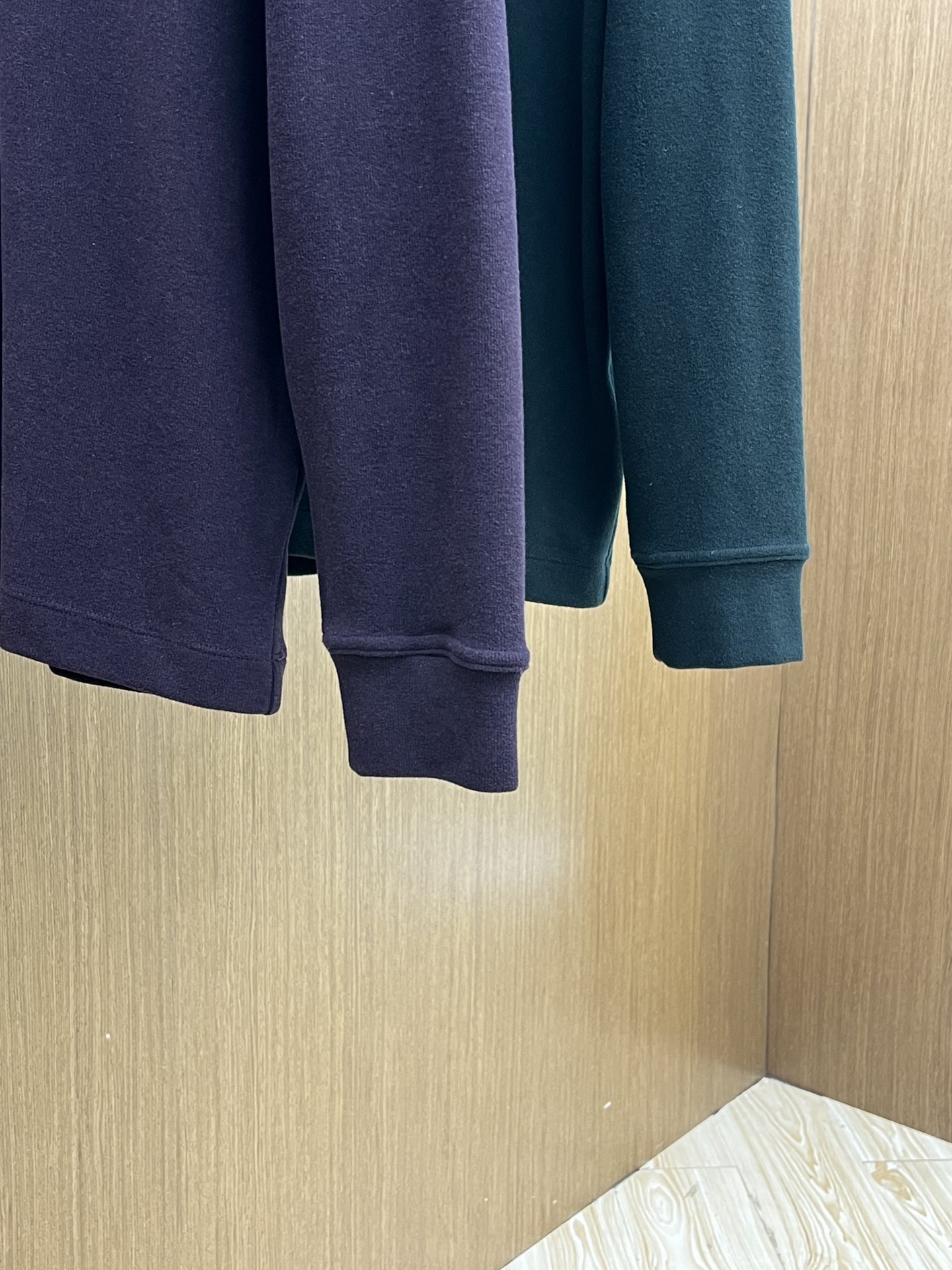 秋冬 lP🆕 🔥秋冬lP🆕翻领打底衫 选用德绒小条 面料细腻柔软上身舒适 简约时尚 适配商务、休闲等多种