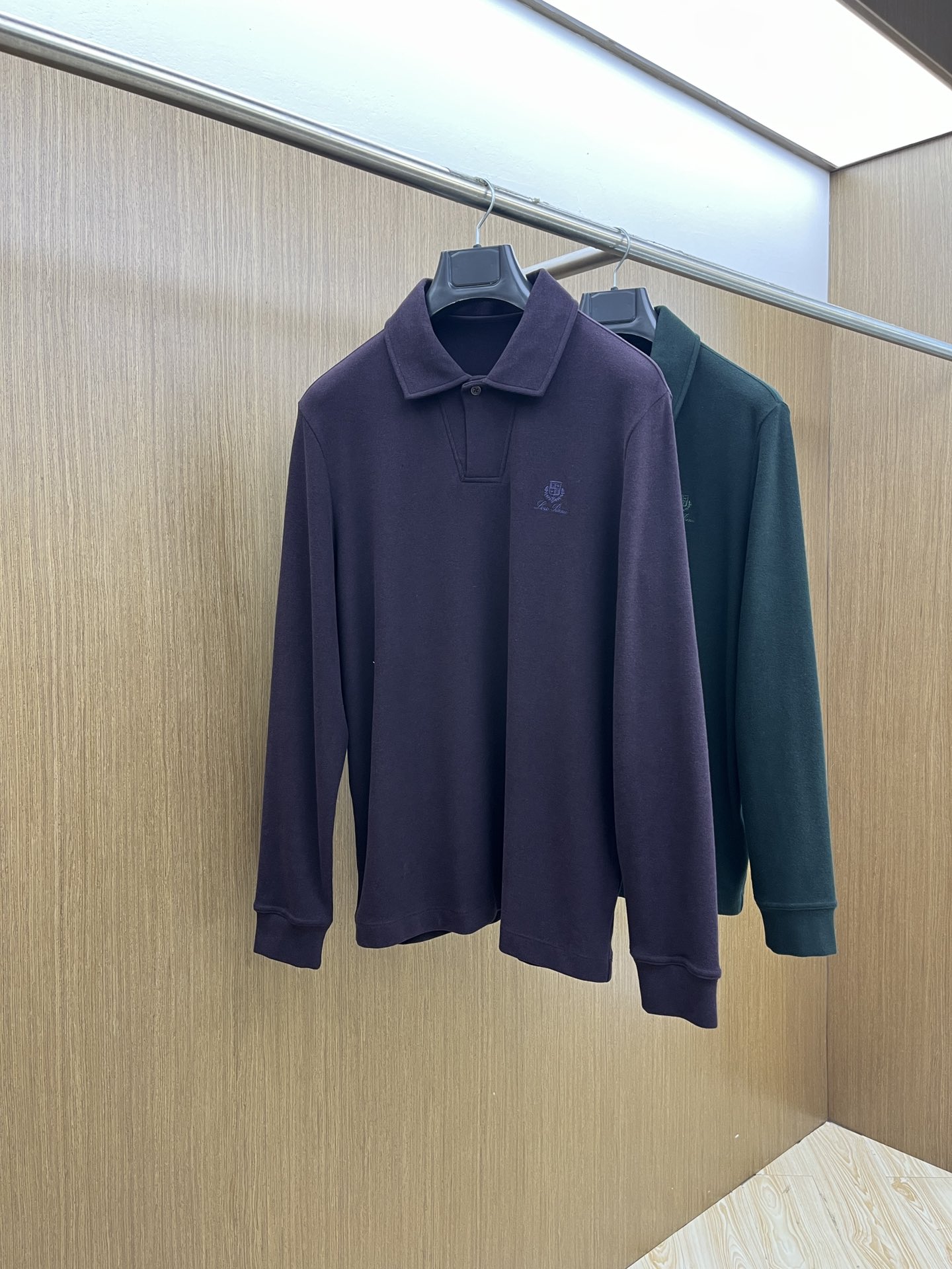 秋冬 lP🆕 🔥秋冬lP🆕翻领打底衫 选用德绒小条 面料细腻柔软上身舒适 简约时尚 适配商务、休闲等多种