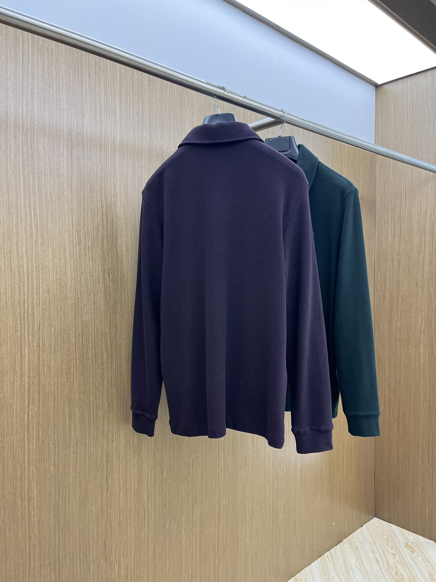 秋冬 lP🆕 🔥秋冬lP🆕翻领打底衫 选用德绒小条 面料细腻柔软上身舒适 简约时尚 适配商务、休闲等多种