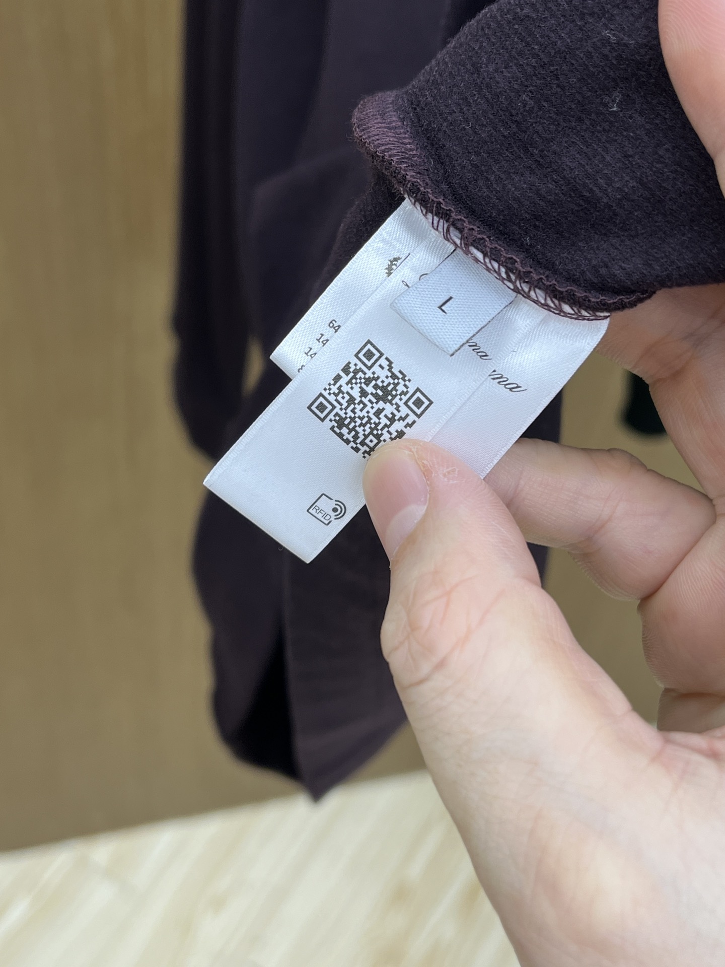 秋冬 lP🆕 🔥秋冬lP🆕翻领打底衫 选用德绒小条 面料细腻柔软上身舒适 简约时尚 适配商务、休闲等多种