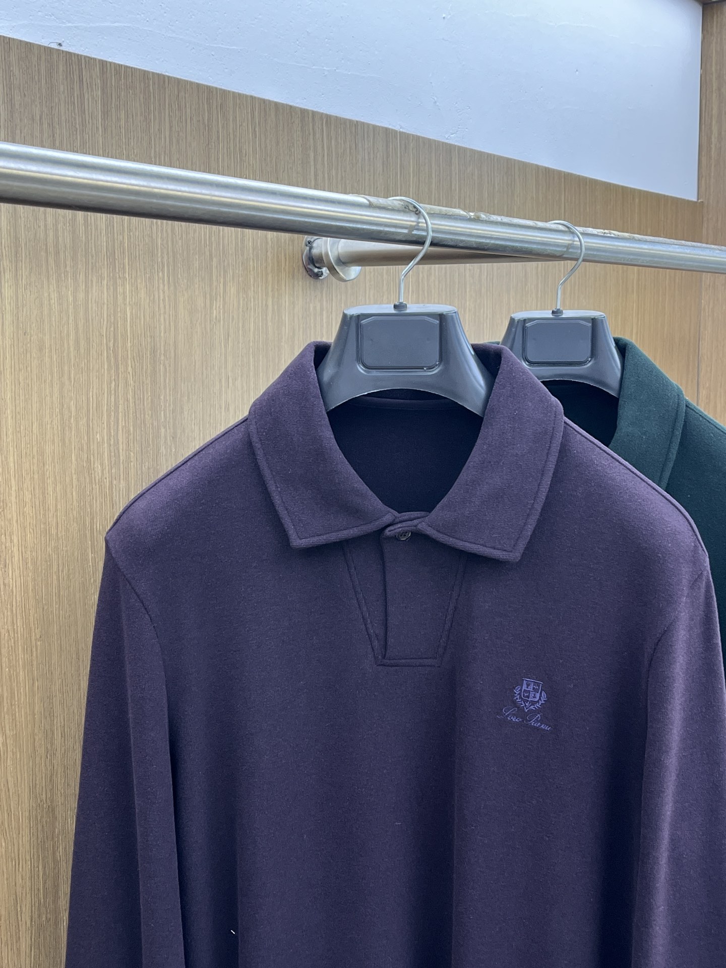 秋冬 lP🆕 🔥秋冬lP🆕翻领打底衫 选用德绒小条 面料细腻柔软上身舒适 简约时尚 适配商务、休闲等多种