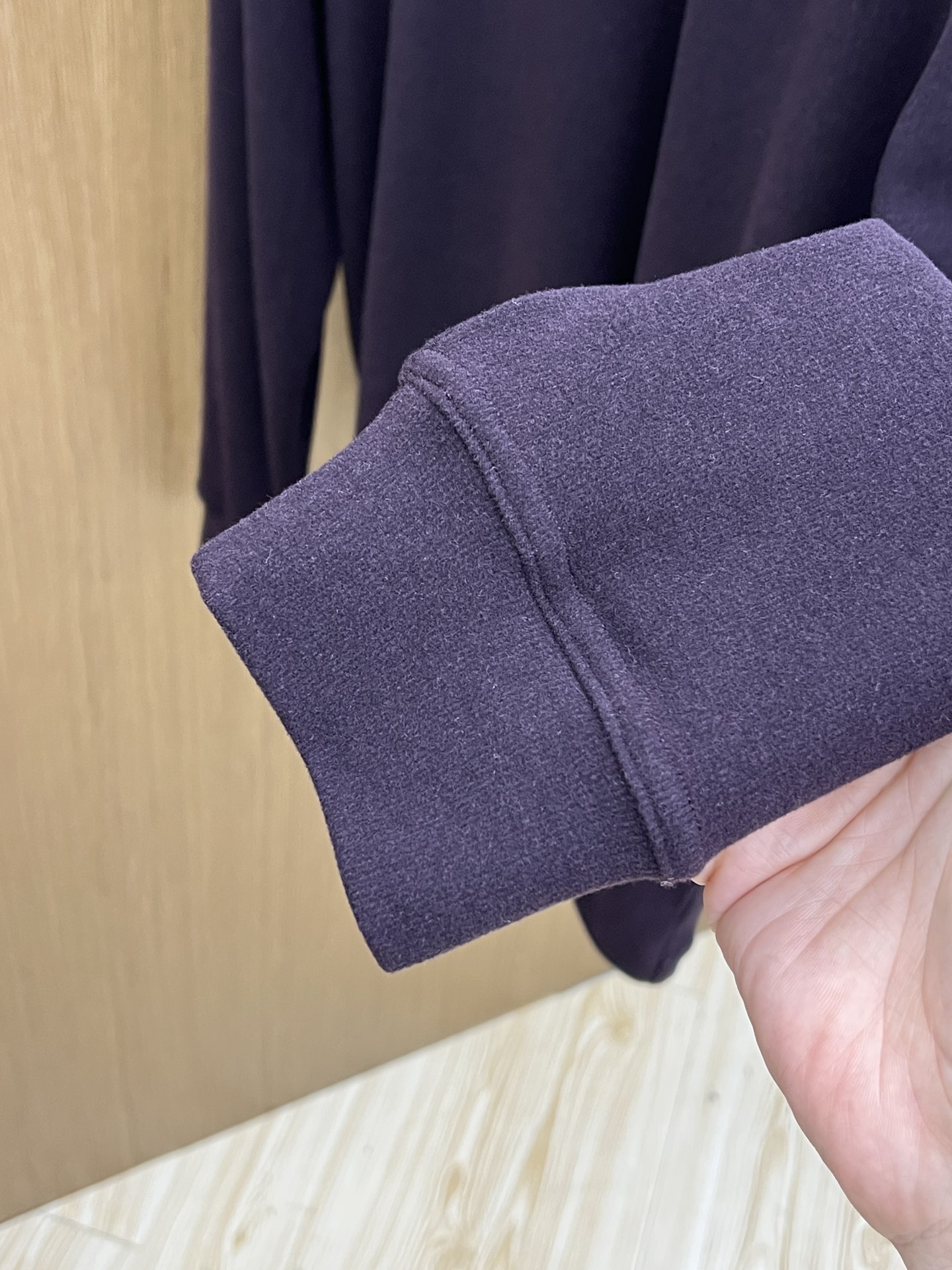 秋冬 lP🆕 🔥秋冬lP🆕翻领打底衫 选用德绒小条 面料细腻柔软上身舒适 简约时尚 适配商务、休闲等多种