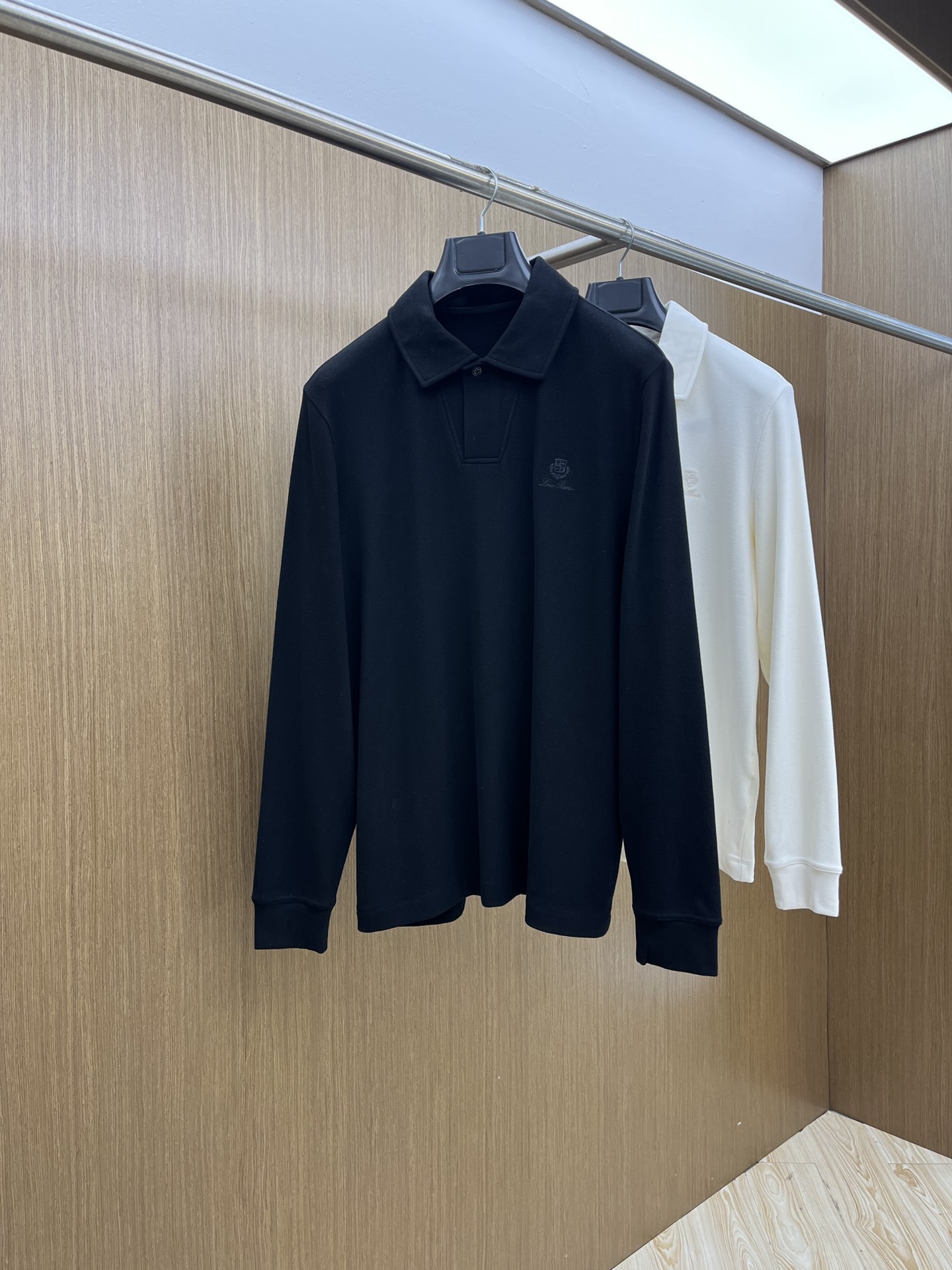 秋冬 lP🆕 🔥秋冬lP🆕翻领打底衫 选用德绒小条 面料细腻柔软上身舒适 简约时尚 适配商务、休闲等多种