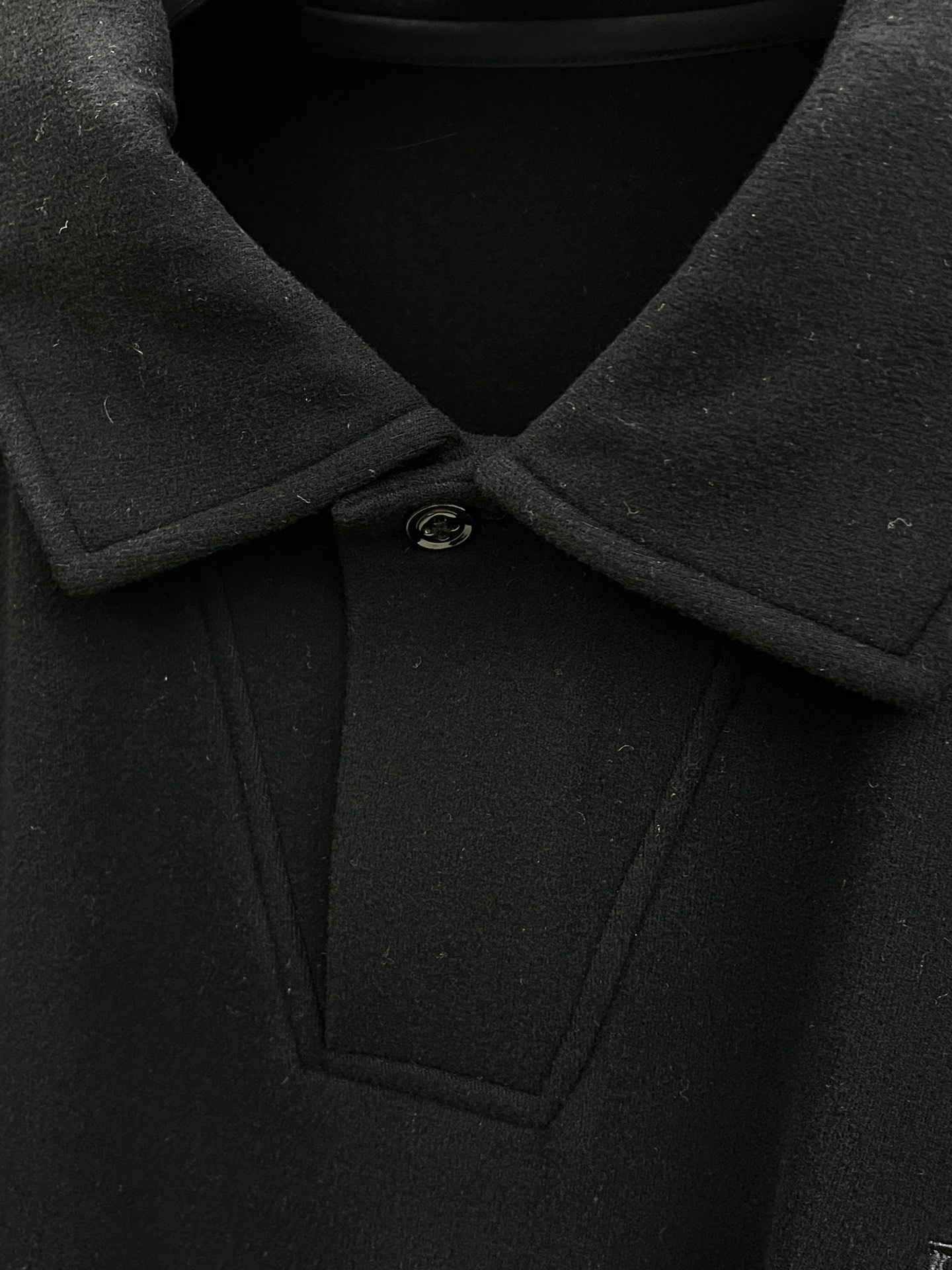 秋冬 lP🆕 🔥秋冬lP🆕翻领打底衫 选用德绒小条 面料细腻柔软上身舒适 简约时尚 适配商务、休闲等多种