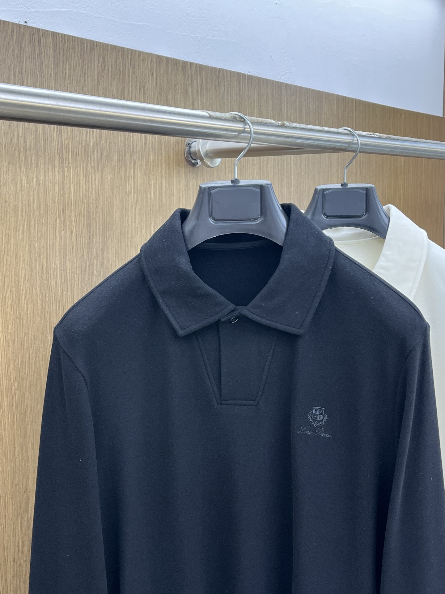 秋冬 lP🆕 🔥秋冬lP🆕翻领打底衫 选用德绒小条 面料细腻柔软上身舒适 简约时尚 适配商务、休闲等多种