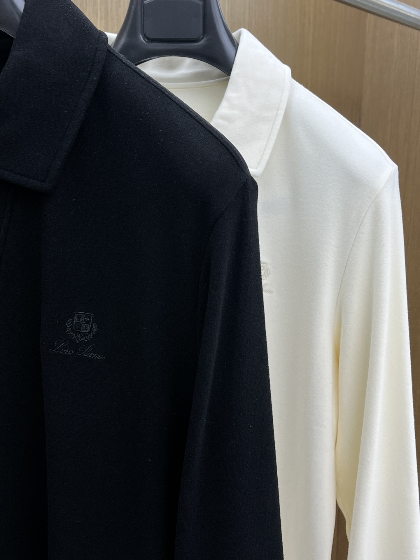 秋冬 lP🆕 🔥秋冬lP🆕翻领打底衫 选用德绒小条 面料细腻柔软上身舒适 简约时尚 适配商务、休闲等多种