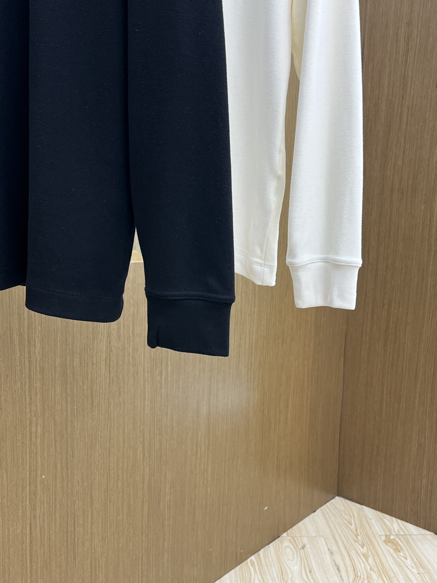 秋冬 lP🆕 🔥秋冬lP🆕翻领打底衫 选用德绒小条 面料细腻柔软上身舒适 简约时尚 适配商务、休闲等多种