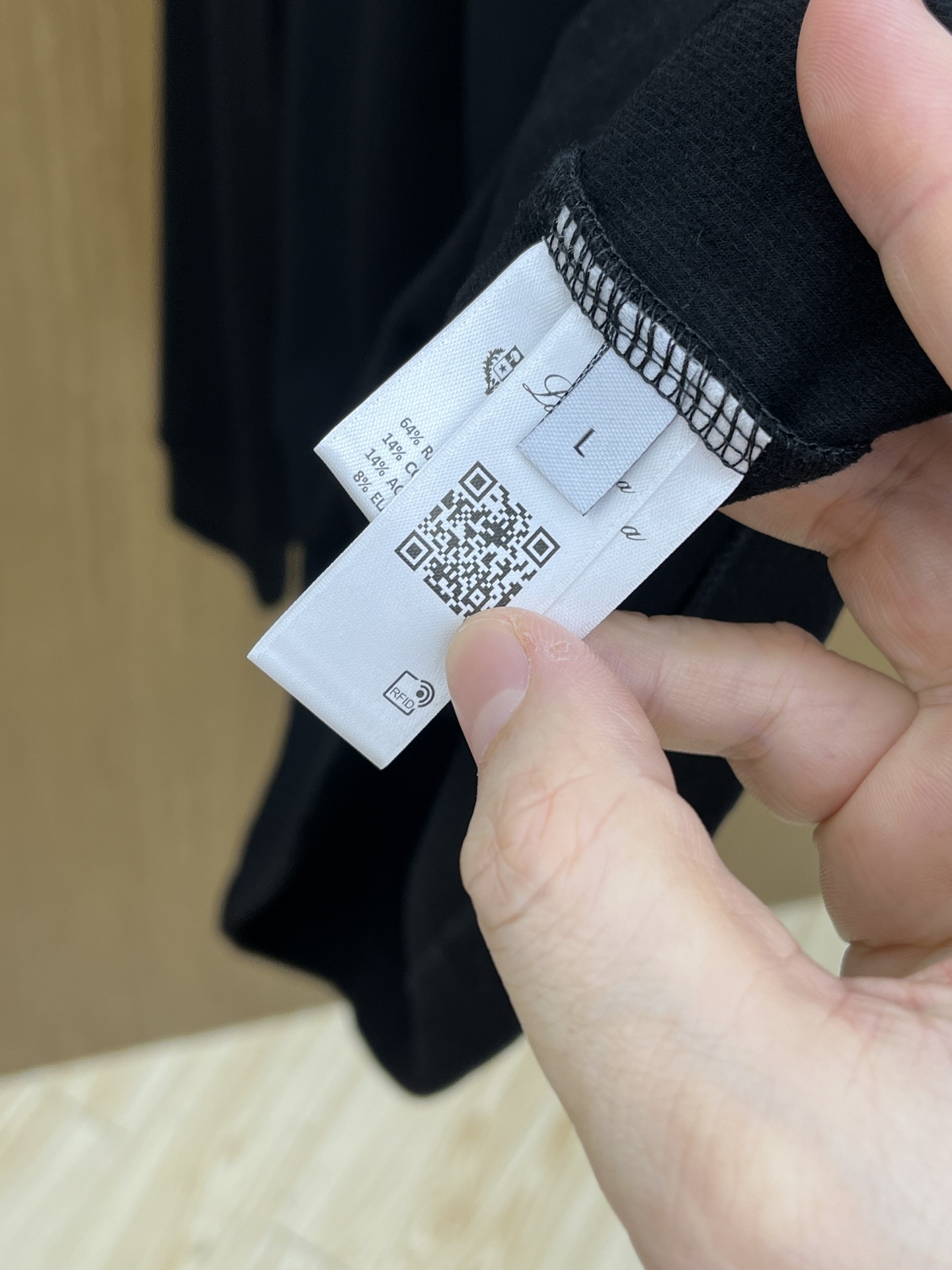 秋冬 lP🆕 🔥秋冬lP🆕翻领打底衫 选用德绒小条 面料细腻柔软上身舒适 简约时尚 适配商务、休闲等多种