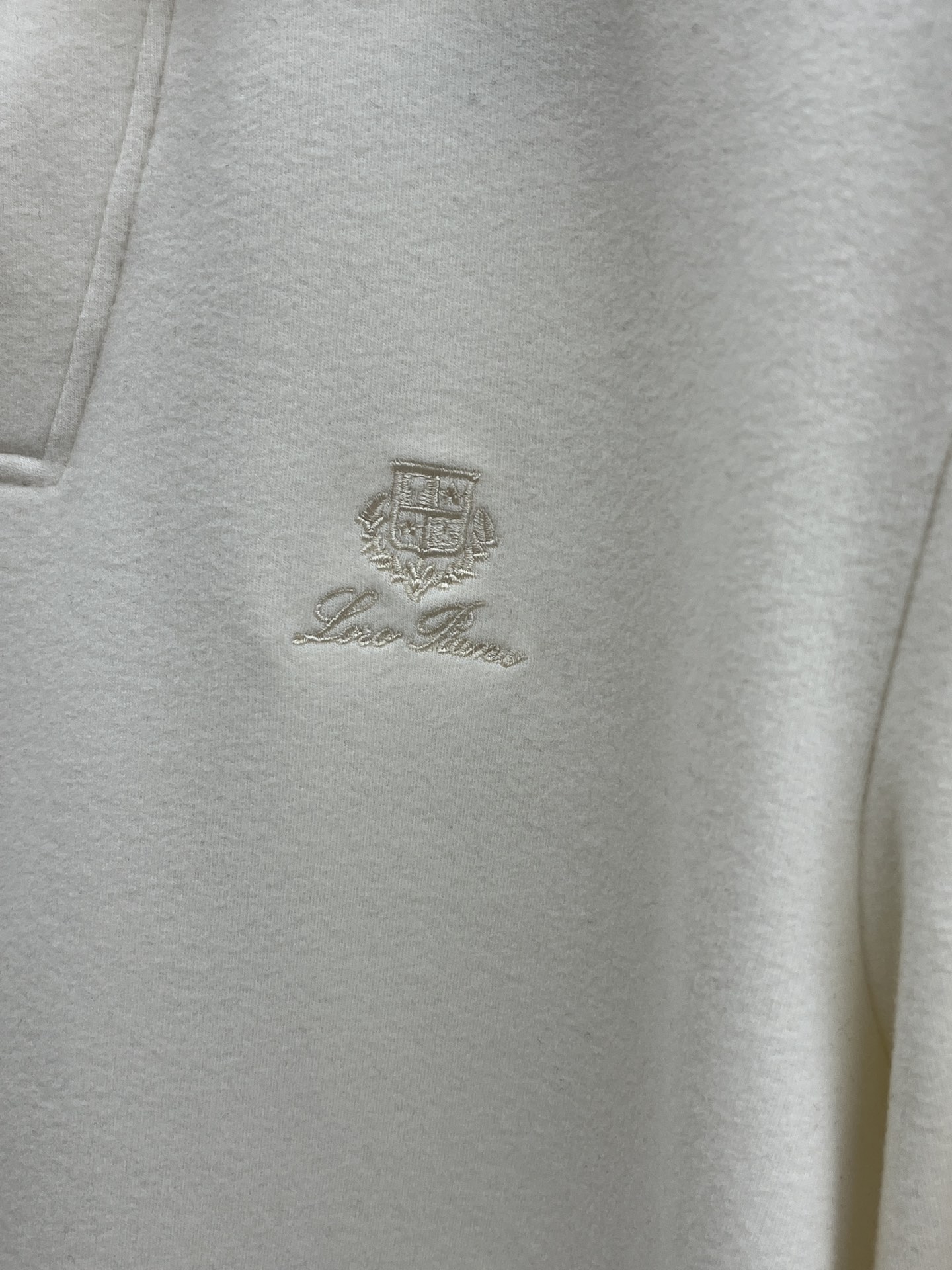 秋冬 lP🆕 🔥秋冬lP🆕翻领打底衫 选用德绒小条 面料细腻柔软上身舒适 简约时尚 适配商务、休闲等多种