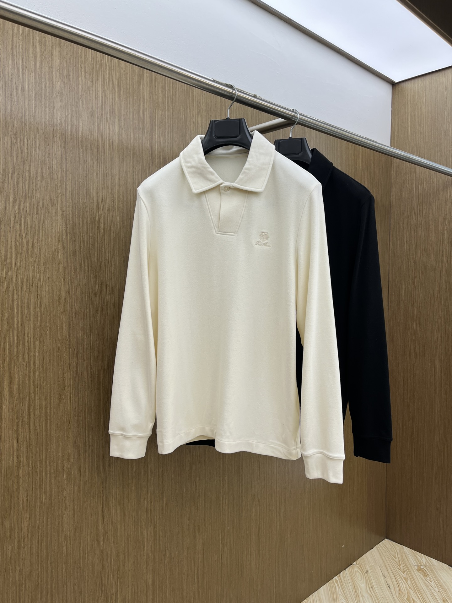 NO:513990,Autumn and winter LP Autumn and winter LP lapel base shirt is made of German velvet strips. The fabric is delicate, soft and comfortable on the upper body. Simple and fashionable. It is suitable for business, casual and other occasions. Fjj code number 48-56, loro piana, alexander wang19860909秋冬 LP 秋冬LP翻领打底衫 选用德绒小条 面料细腻柔软上身舒适 简约时尚 适配商务、休闲等多种场合 fjj码数48-56,,loro piana,alexander wang,Men's clothing