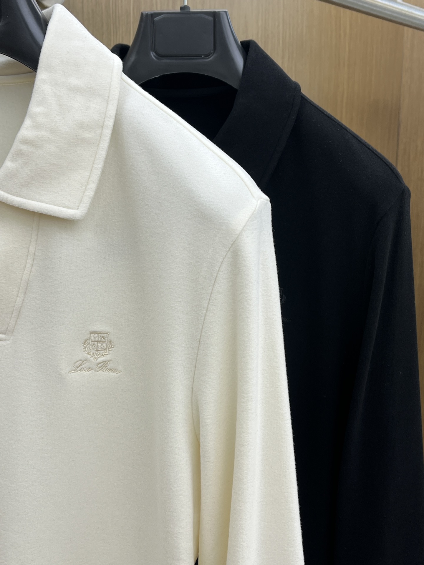 秋冬 lP🆕 🔥秋冬lP🆕翻领打底衫 选用德绒小条 面料细腻柔软上身舒适 简约时尚 适配商务、休闲等多种