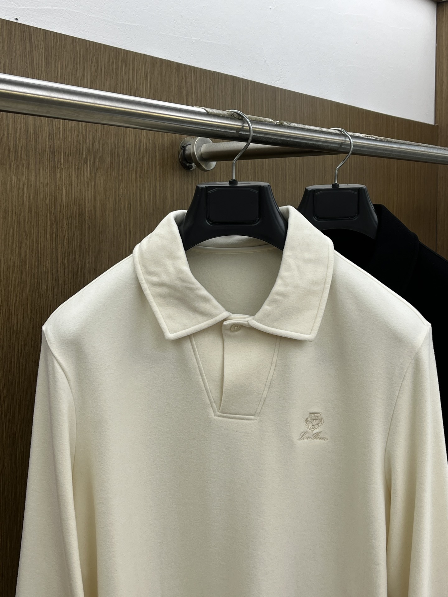 秋冬 lP🆕 🔥秋冬lP🆕翻领打底衫 选用德绒小条 面料细腻柔软上身舒适 简约时尚 适配商务、休闲等多种