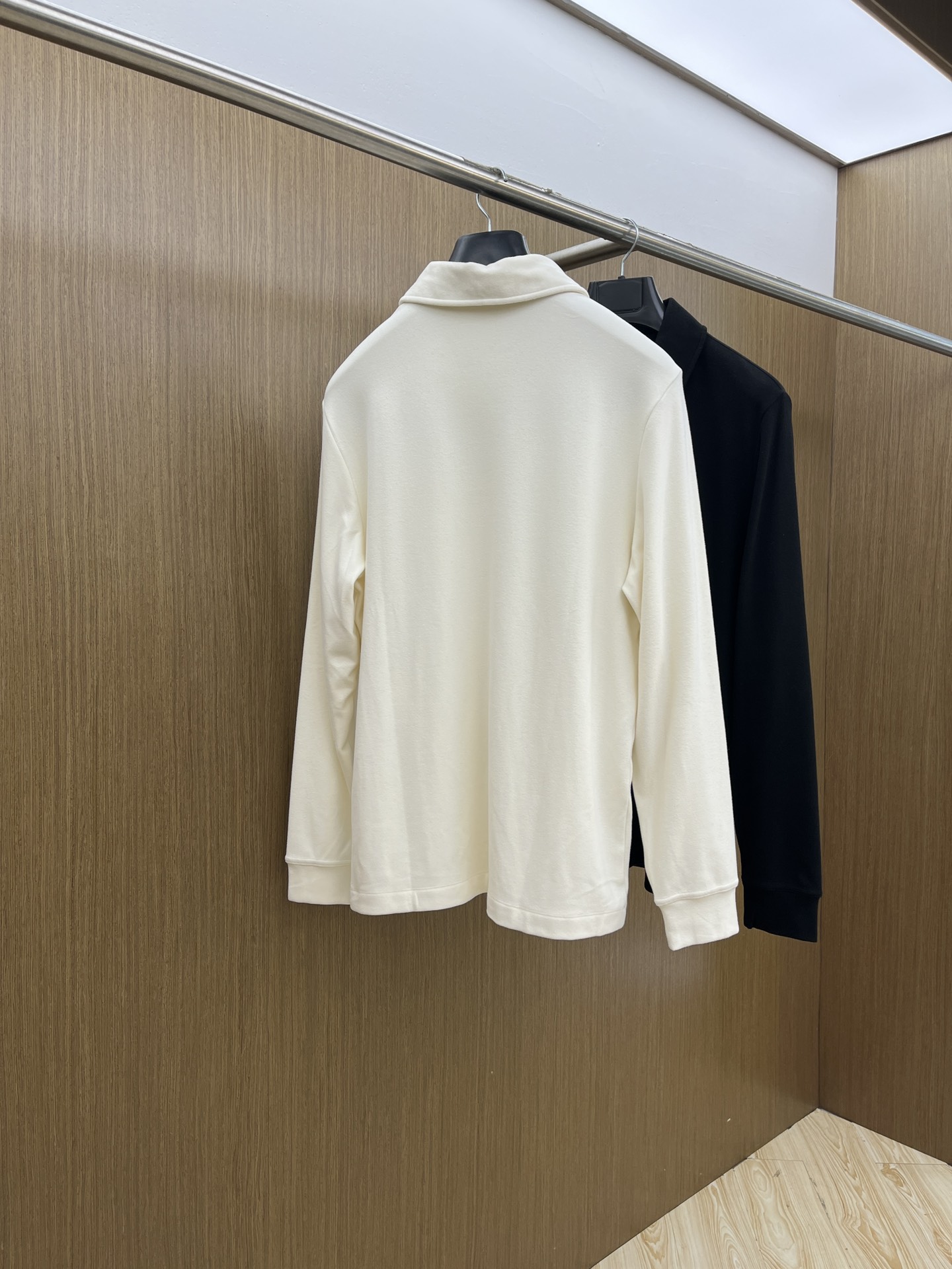 秋冬 lP🆕 🔥秋冬lP🆕翻领打底衫 选用德绒小条 面料细腻柔软上身舒适 简约时尚 适配商务、休闲等多种