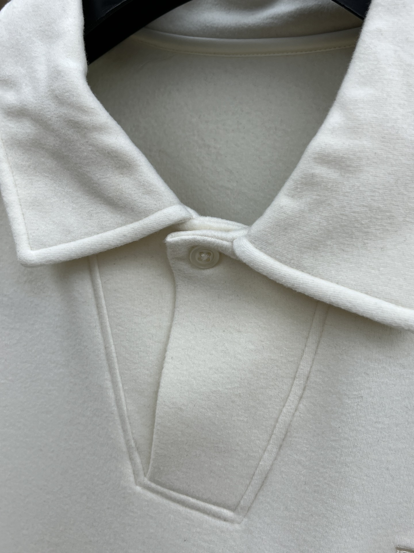 秋冬 lP🆕 🔥秋冬lP🆕翻领打底衫 选用德绒小条 面料细腻柔软上身舒适 简约时尚 适配商务、休闲等多种