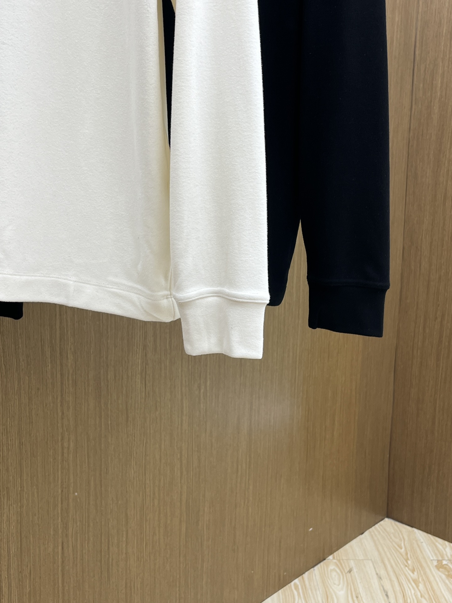 秋冬 lP🆕 🔥秋冬lP🆕翻领打底衫 选用德绒小条 面料细腻柔软上身舒适 简约时尚 适配商务、休闲等多种