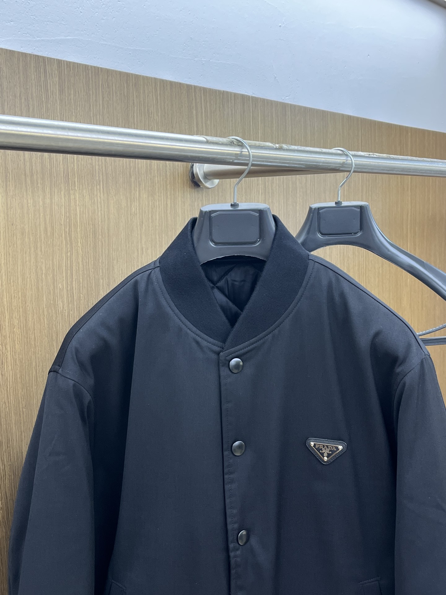 秋冬 PD 🔥秋冬PRADA 棒球棉服 经典百搭款 五金配有Prada经典三角标logo 定制钮扣 无论