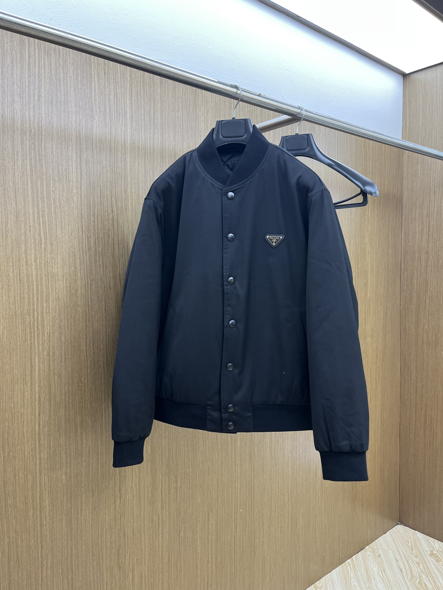 NO:513992,Autumn and Winter PD Autumn and Winter PRADA Baseball Cotton Clothes Classic versatile model Hardware is equipped with Prada classic triangle logo Custom buttons Whether it is casual sports or daily wear fjj, it shows fashion sense and personality. Number of codes 48-56, prada, alexander wang19860909秋冬 PD 秋冬PRADA 棒球棉服 经典百搭款 五金配有Prada经典三角标logo 定制钮扣 无论是休闲运动还是日常穿着 fjj都非常显时尚感和个性度 码数48-56,,prada,alexander wang,Men's clothing