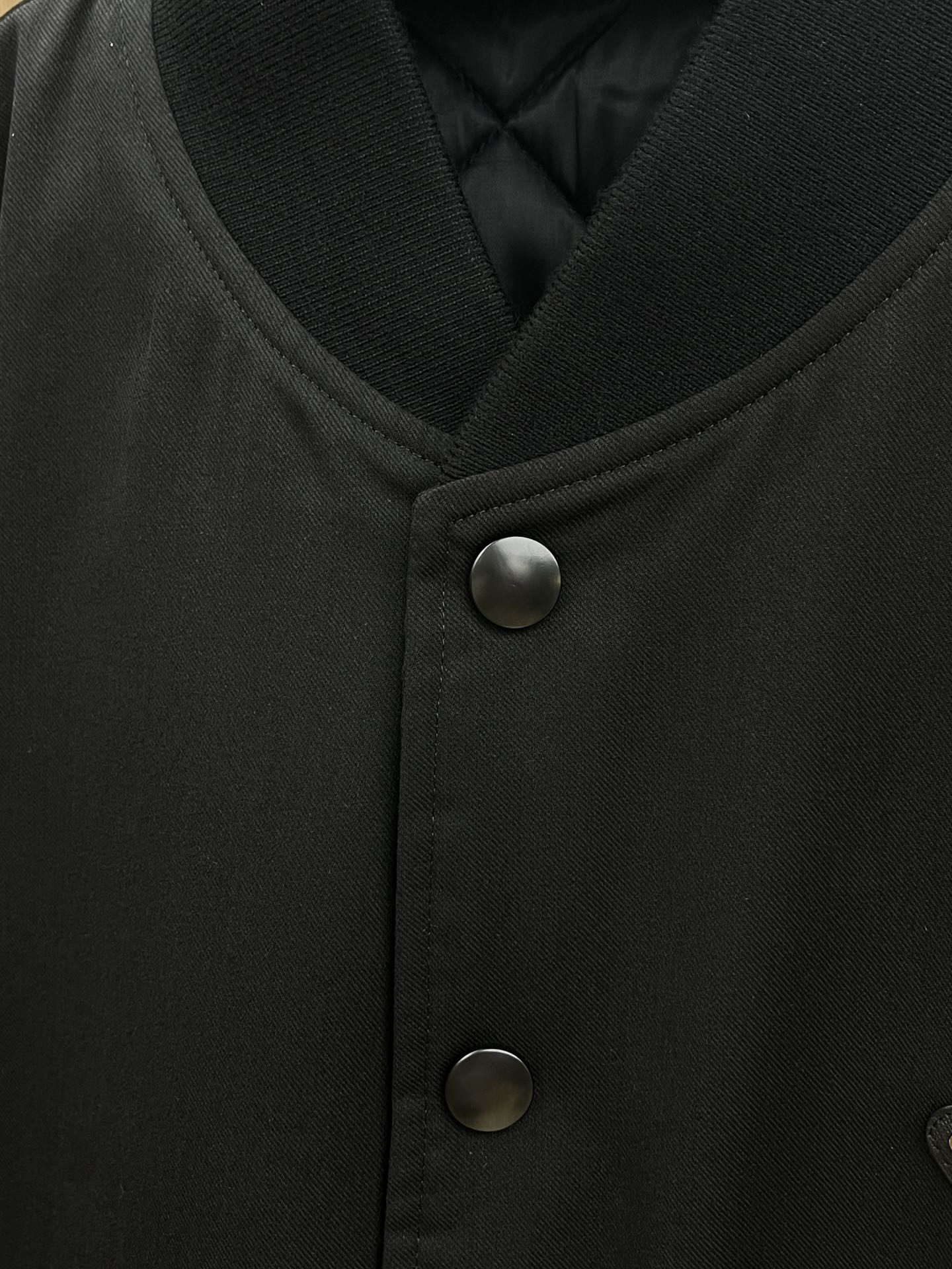 秋冬 PD 🔥秋冬PRADA 棒球棉服 经典百搭款 五金配有Prada经典三角标logo 定制钮扣 无论