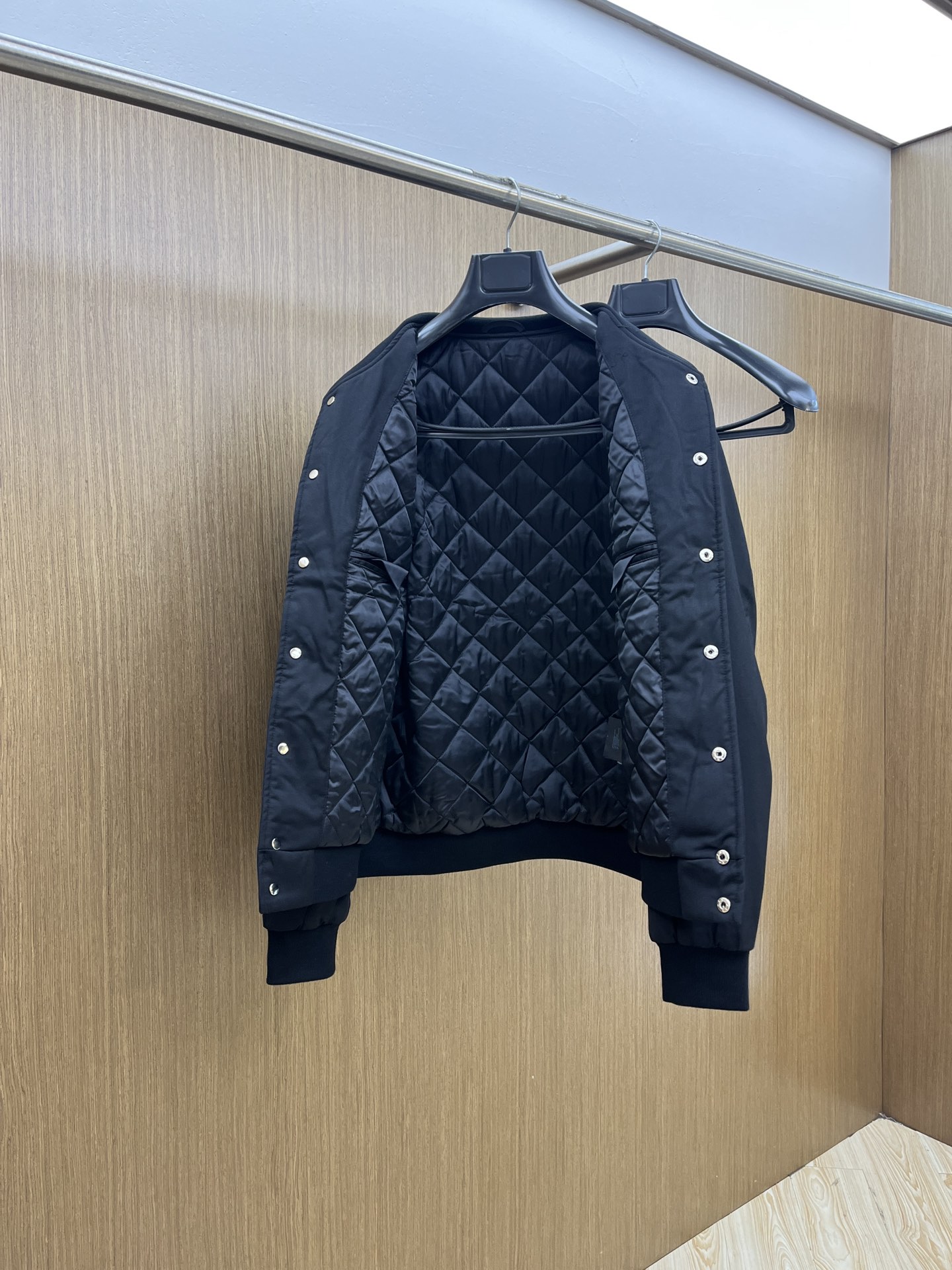 秋冬 PD 🔥秋冬PRADA 棒球棉服 经典百搭款 五金配有Prada经典三角标logo 定制钮扣 无论