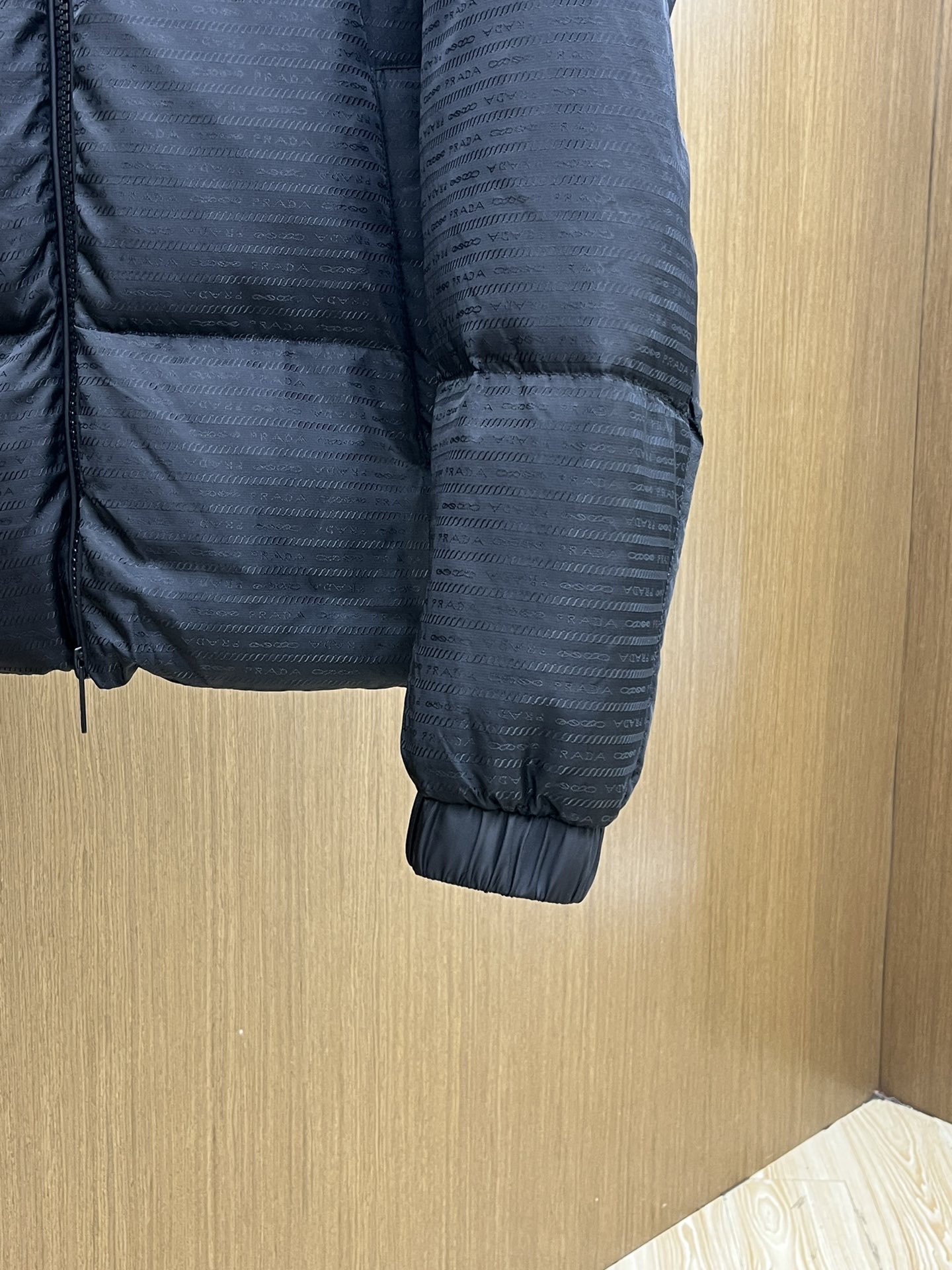 秋冬 25秋冬PRADA 立领羽绒服 经典百搭款 五金配有Prada经典三角标logo 定制拉链 无论是