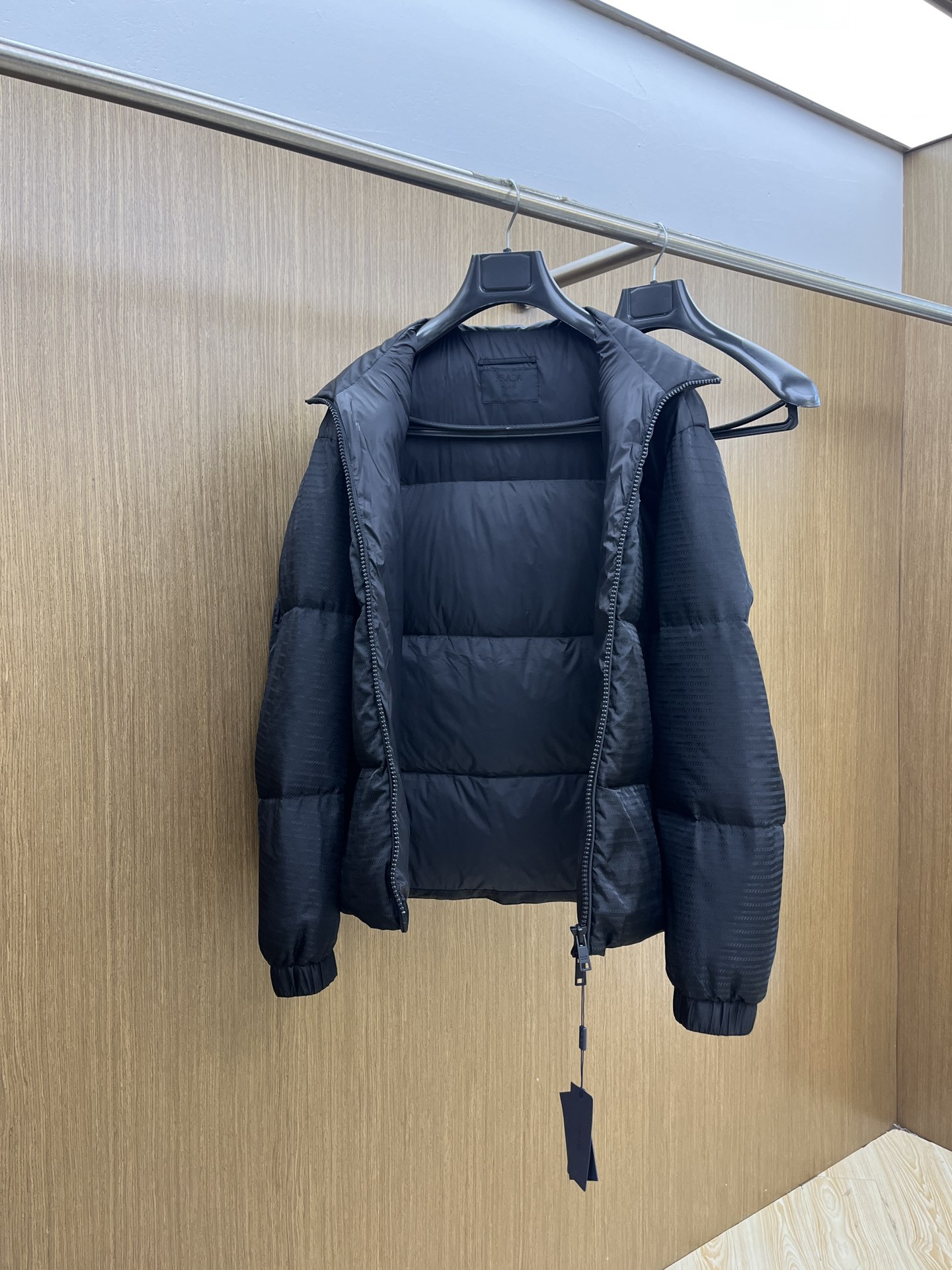 秋冬 25秋冬PRADA 立领羽绒服 经典百搭款 五金配有Prada经典三角标logo 定制拉链 无论是