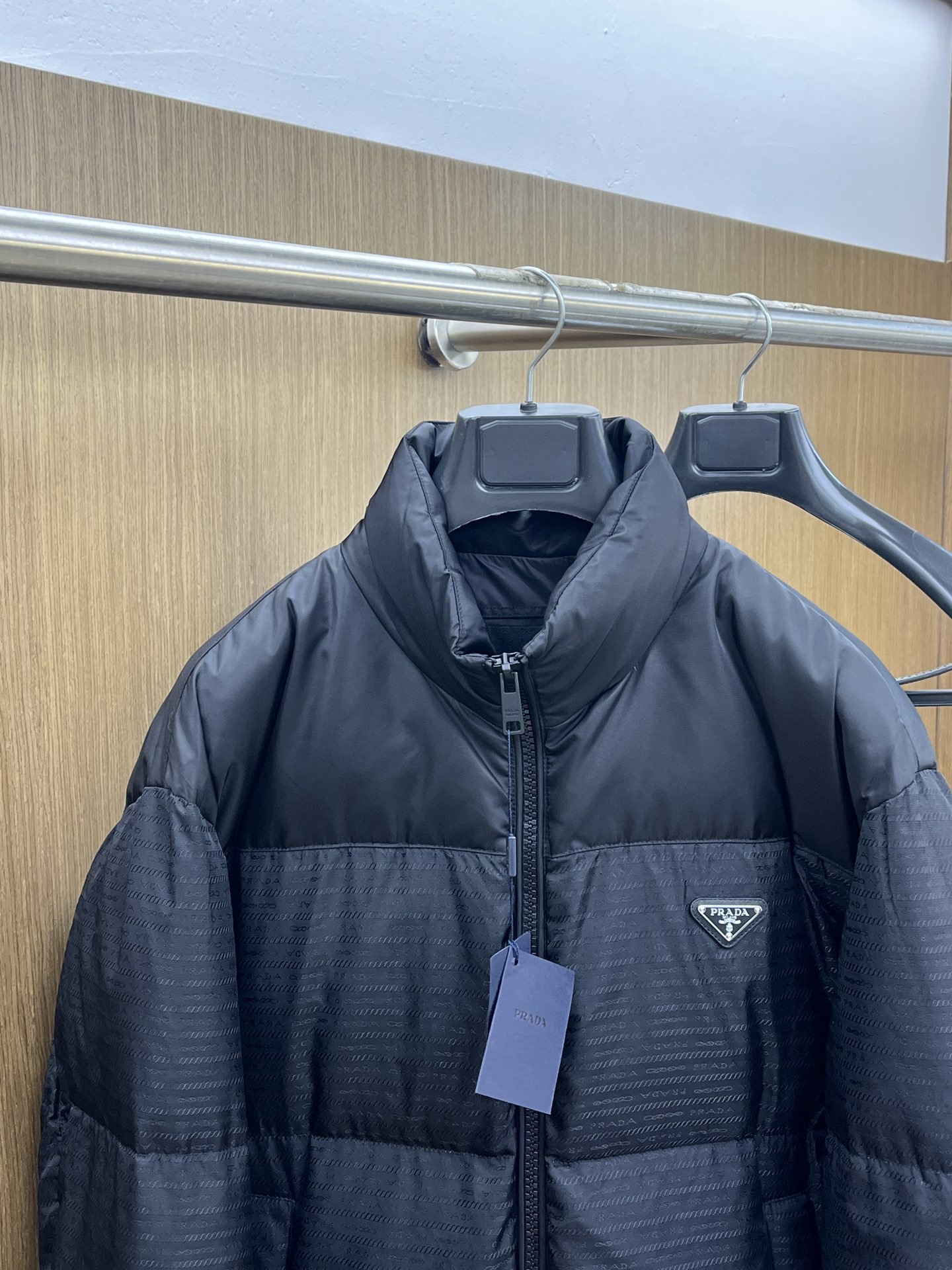 秋冬 25秋冬PRADA 立领羽绒服 经典百搭款 五金配有Prada经典三角标logo 定制拉链 无论是