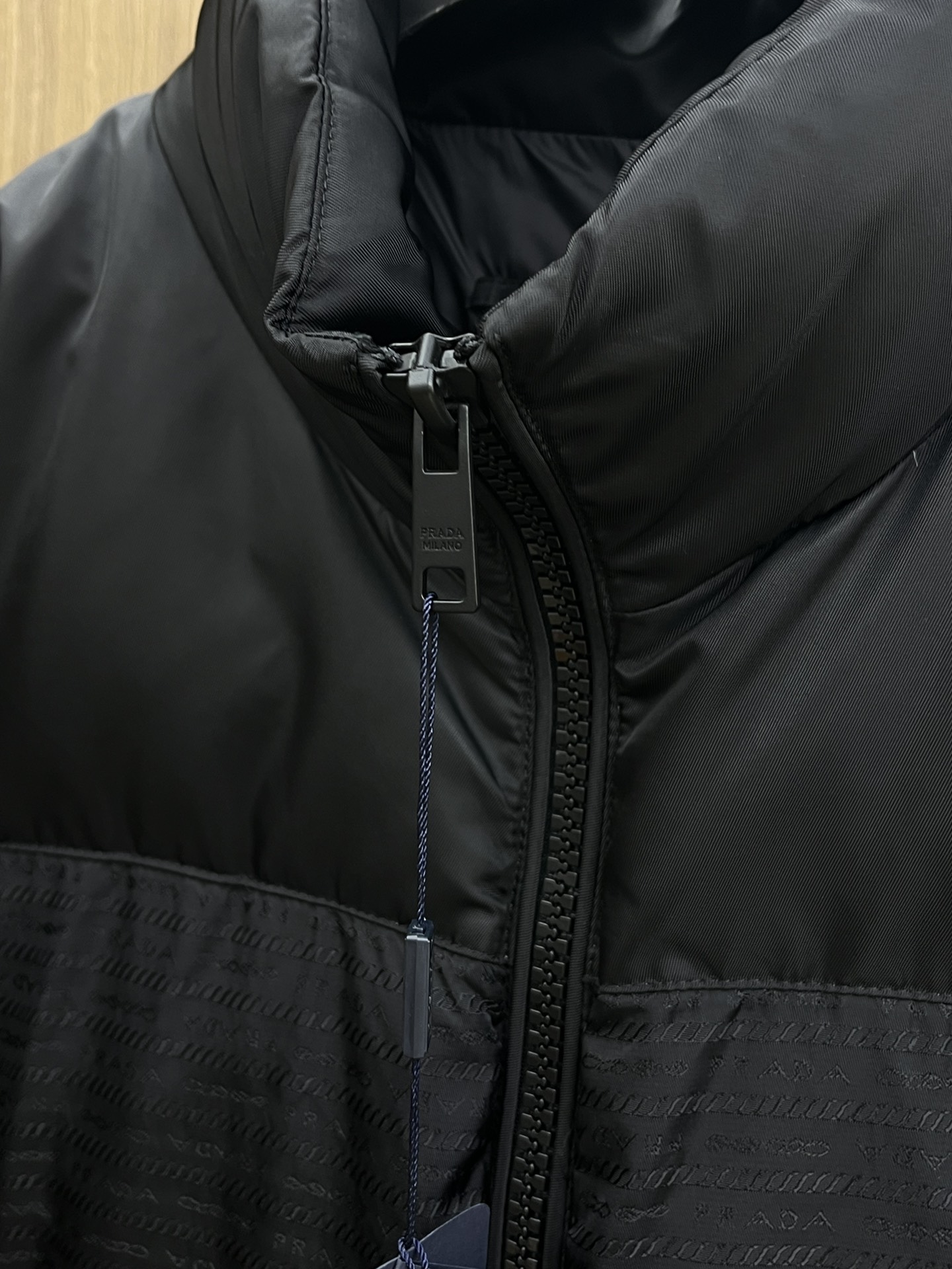 秋冬 25秋冬PRADA 立领羽绒服 经典百搭款 五金配有Prada经典三角标logo 定制拉链 无论是