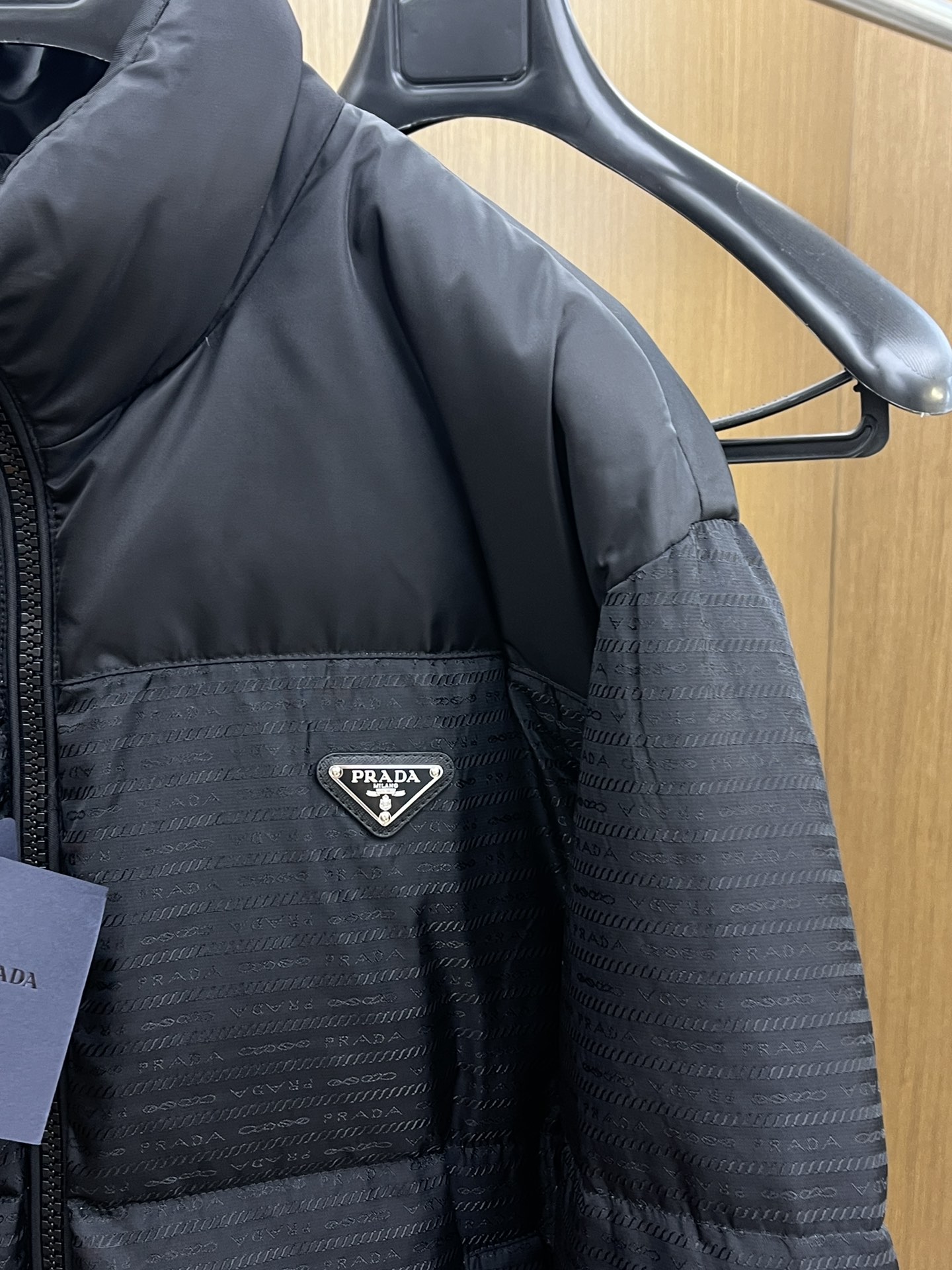 秋冬 25秋冬PRADA 立领羽绒服 经典百搭款 五金配有Prada经典三角标logo 定制拉链 无论是