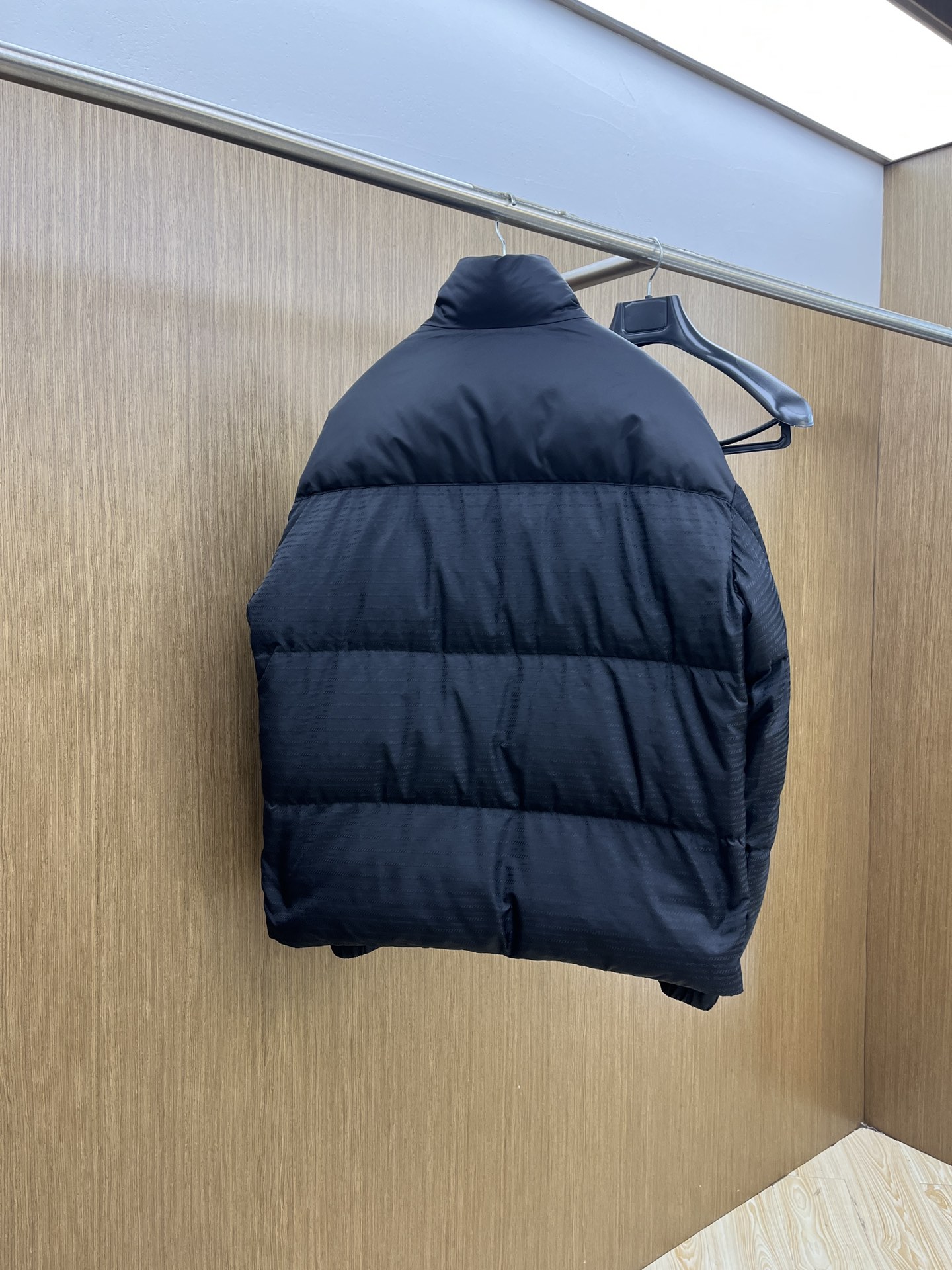 秋冬 25秋冬PRADA 立领羽绒服 经典百搭款 五金配有Prada经典三角标logo 定制拉链 无论是