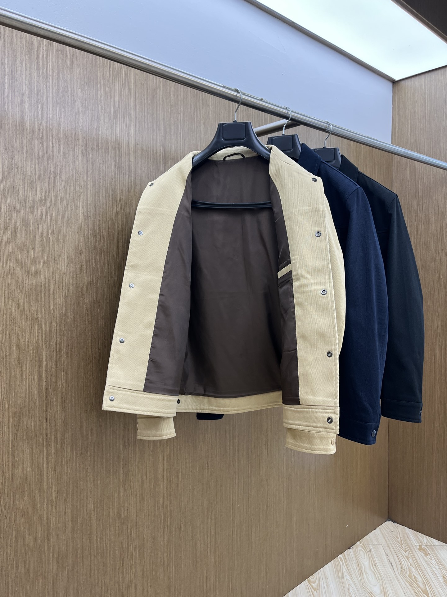 秋冬 YSL 🔥🔥SS秋冬新品夹克外套翻领系列 定制牛仔面料 透气舒适度高，细节无可挑剔，品牌元素设计理