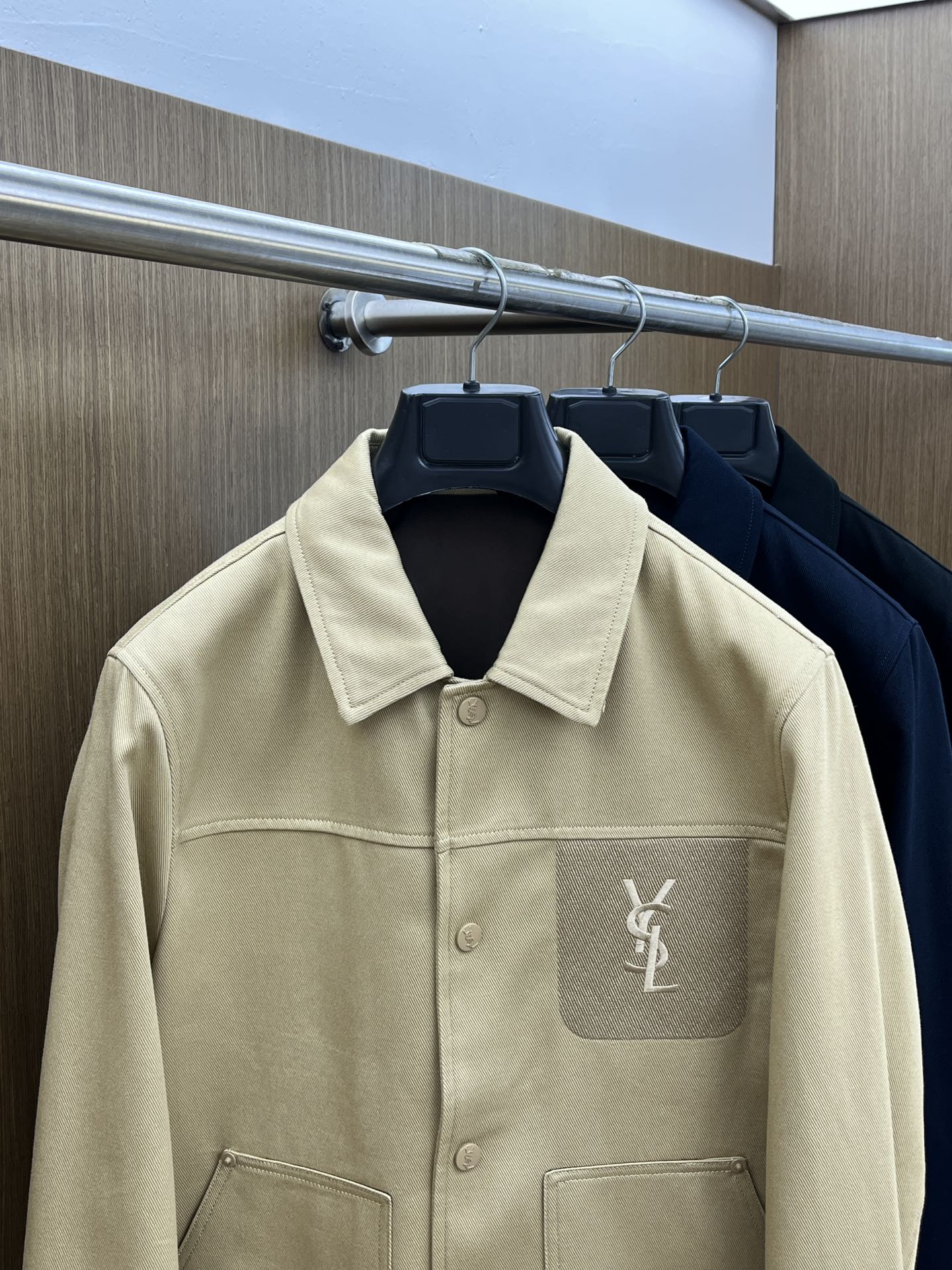 秋冬 YSL 🔥🔥SS秋冬新品夹克外套翻领系列 定制牛仔面料 透气舒适度高，细节无可挑剔，品牌元素设计理