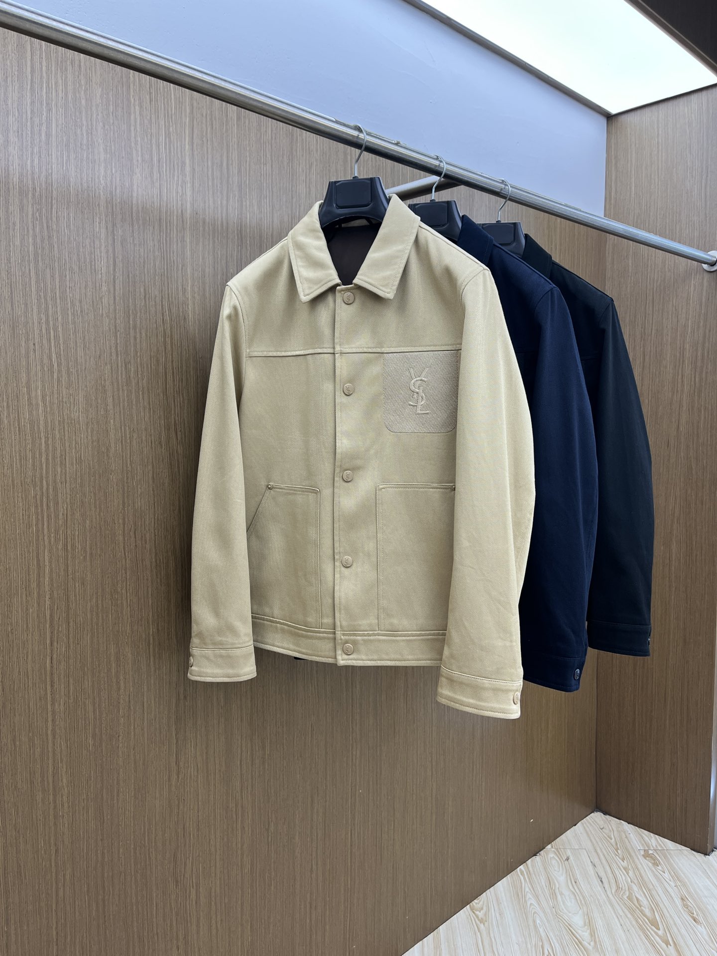 秋冬 YSL 🔥🔥SS秋冬新品夹克外套翻领系列 定制牛仔面料 透气舒适度高，细节无可挑剔，品牌元素设计理