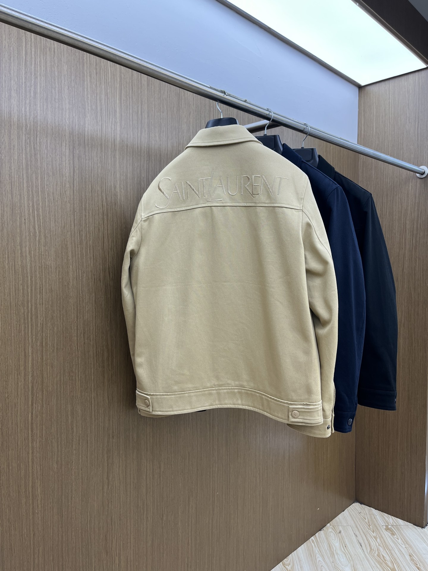 秋冬 YSL 🔥🔥SS秋冬新品夹克外套翻领系列 定制牛仔面料 透气舒适度高，细节无可挑剔，品牌元素设计理
