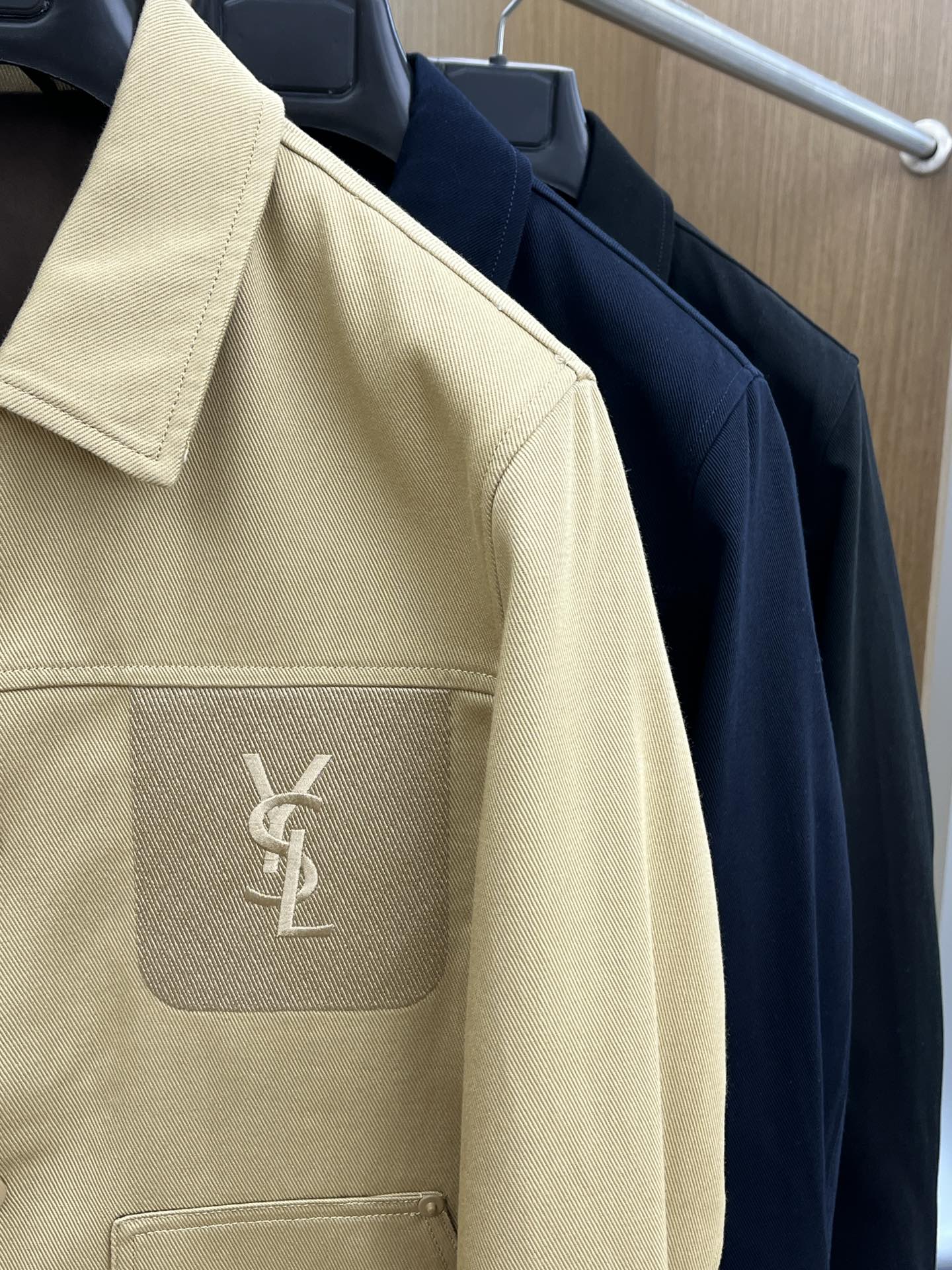 秋冬 YSL 🔥🔥SS秋冬新品夹克外套翻领系列 定制牛仔面料 透气舒适度高，细节无可挑剔，品牌元素设计理