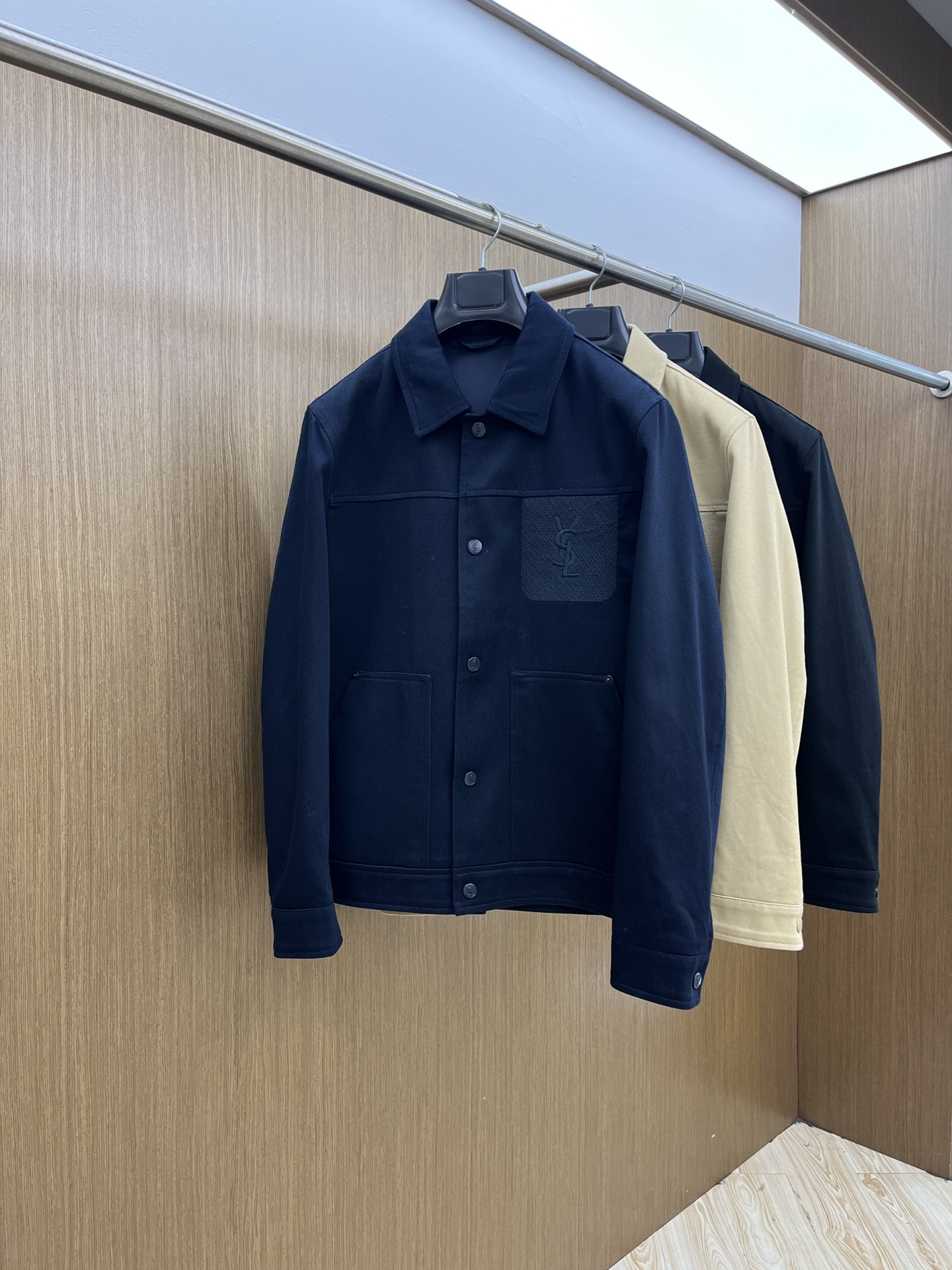 秋冬 YSL 🔥🔥SS秋冬新品夹克外套翻领系列 定制牛仔面料 透气舒适度高，细节无可挑剔，品牌元素设计理