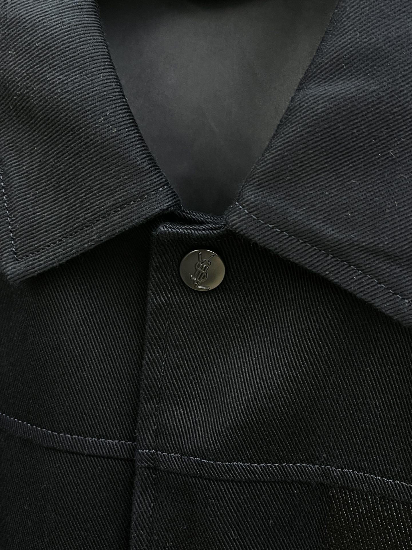 秋冬 YSL 🔥🔥SS秋冬新品夹克外套翻领系列 定制牛仔面料 透气舒适度高，细节无可挑剔，品牌元素设计理