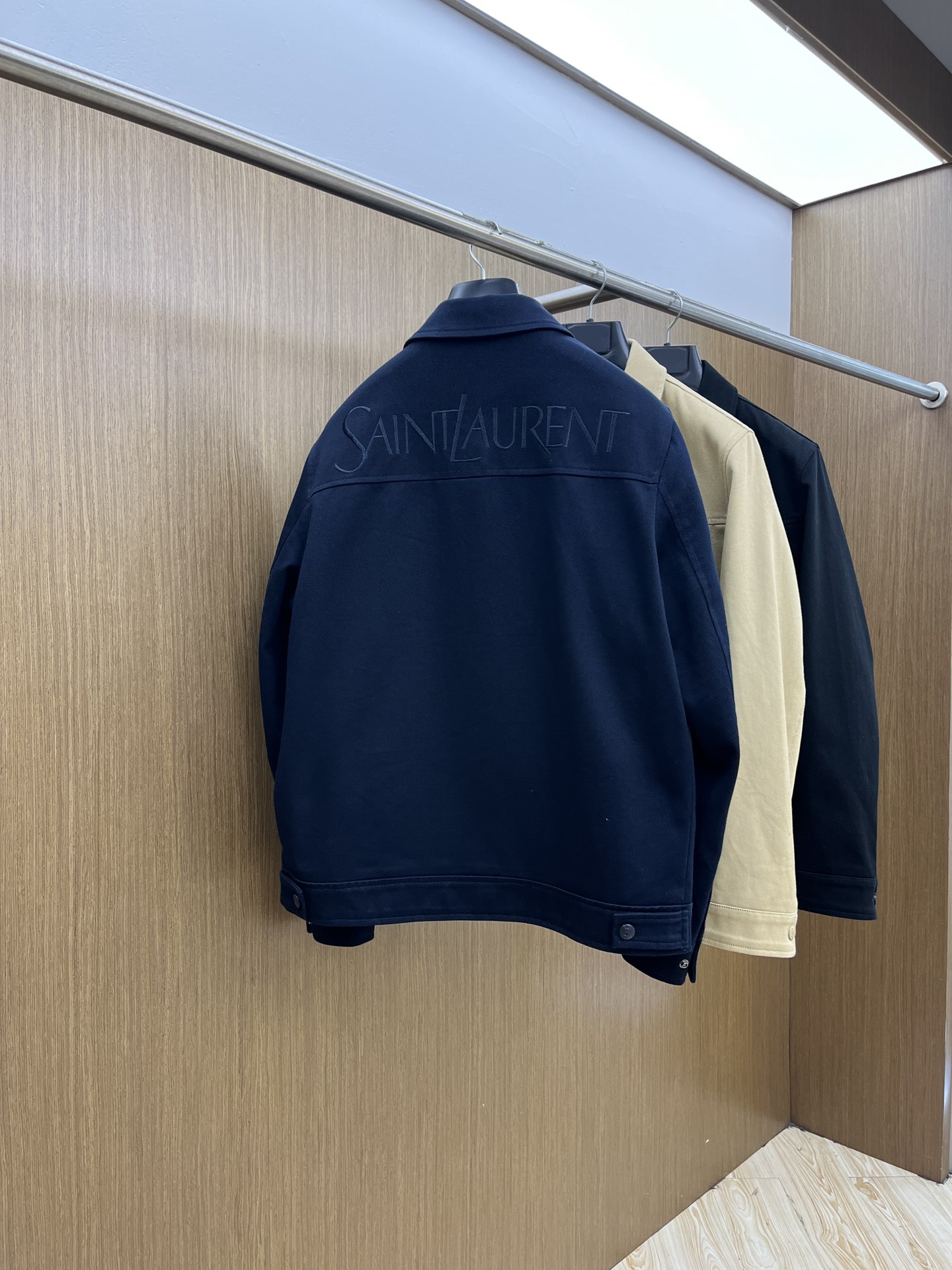 秋冬 YSL 🔥🔥SS秋冬新品夹克外套翻领系列 定制牛仔面料 透气舒适度高，细节无可挑剔，品牌元素设计理