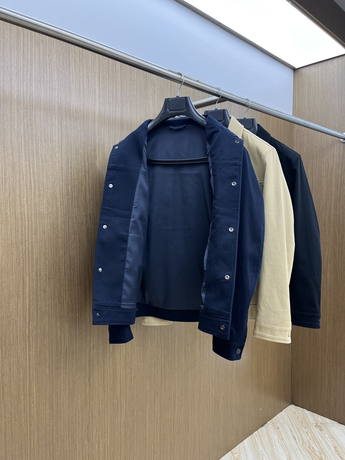 秋冬 YSL 🔥🔥SS秋冬新品夹克外套翻领系列 定制牛仔面料 透气舒适度高，细节无可挑剔，品牌元素设计理