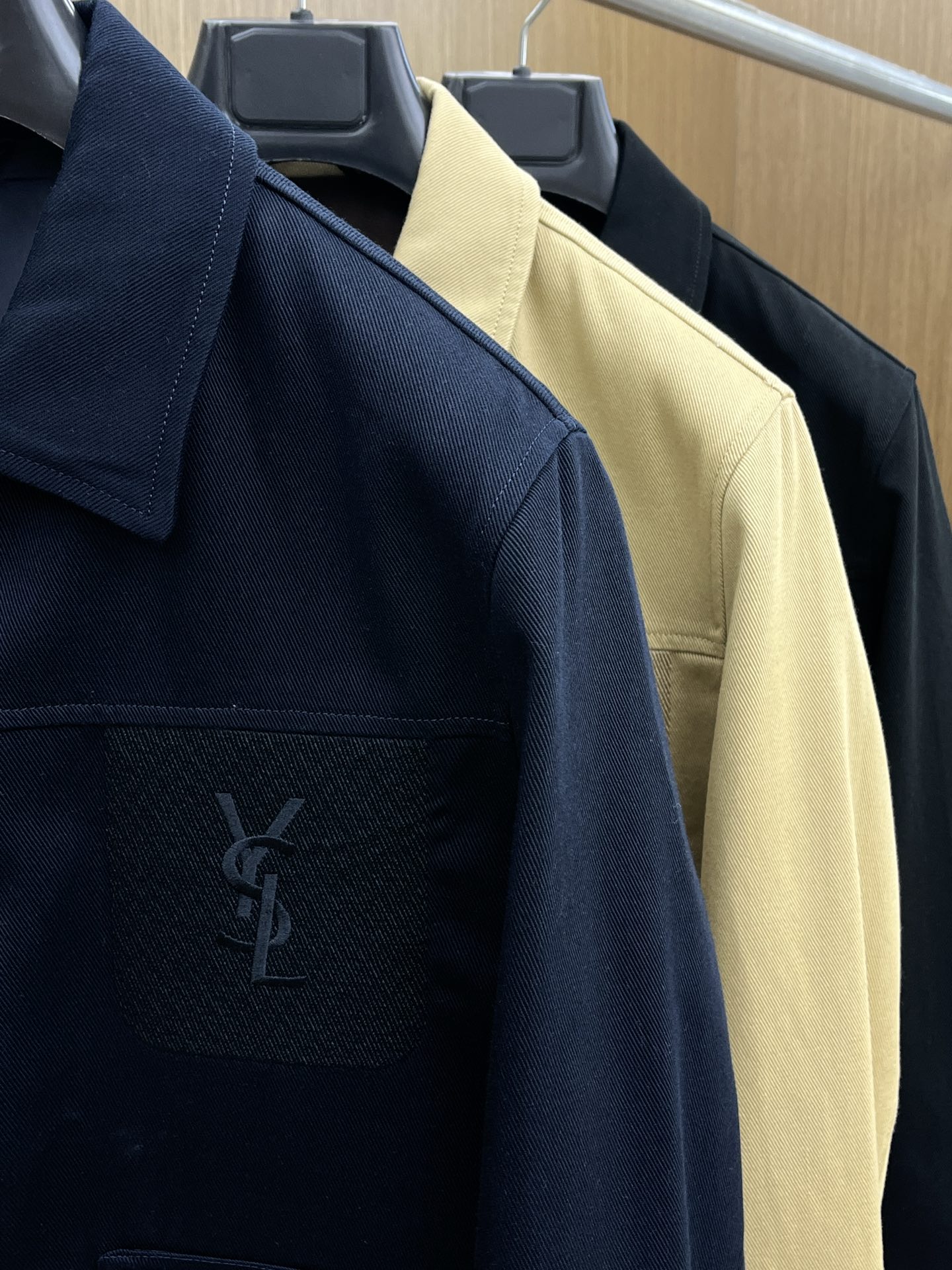 秋冬 YSL 🔥🔥SS秋冬新品夹克外套翻领系列 定制牛仔面料 透气舒适度高，细节无可挑剔，品牌元素设计理