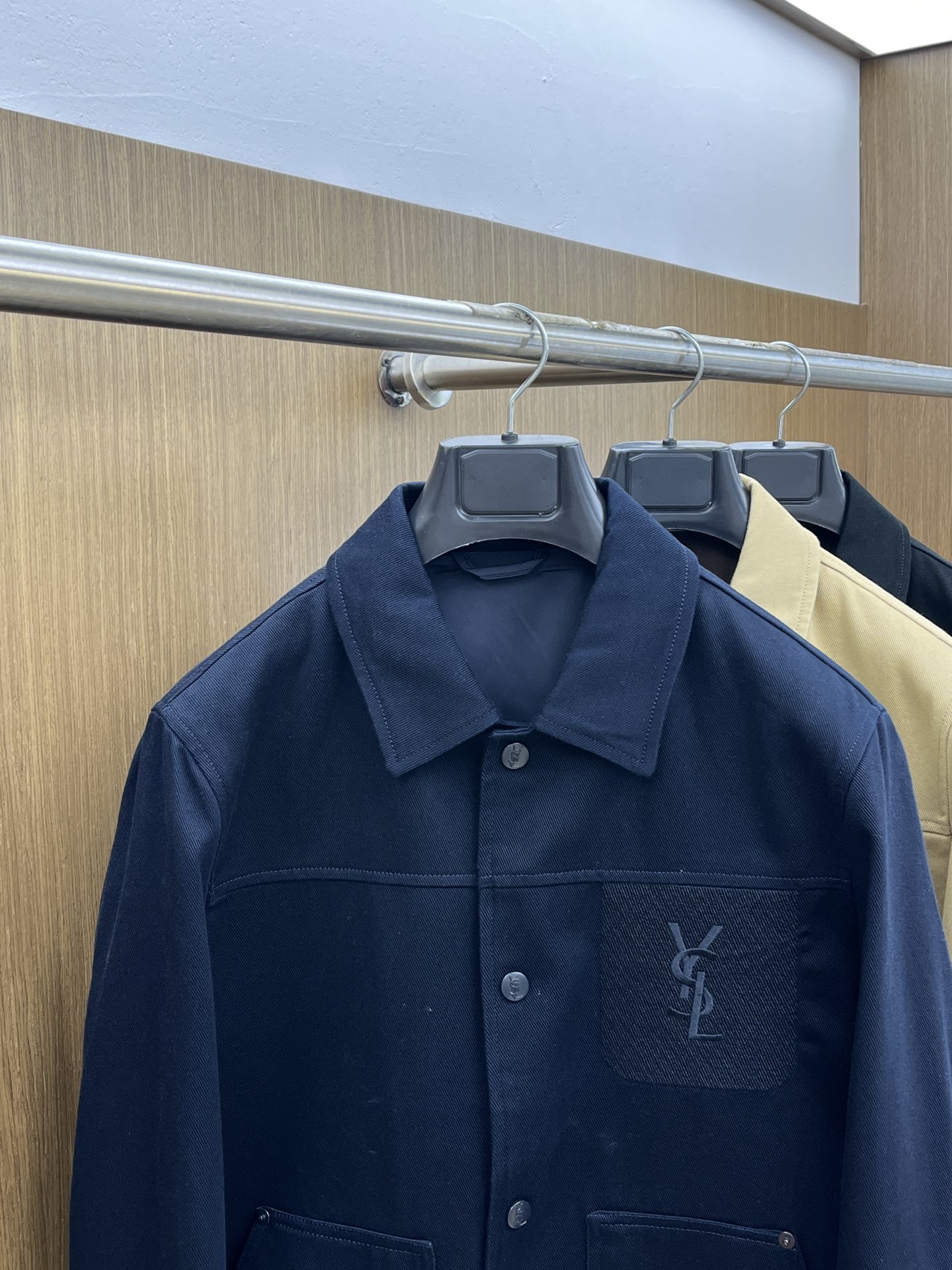 秋冬 YSL 🔥🔥SS秋冬新品夹克外套翻领系列 定制牛仔面料 透气舒适度高，细节无可挑剔，品牌元素设计理