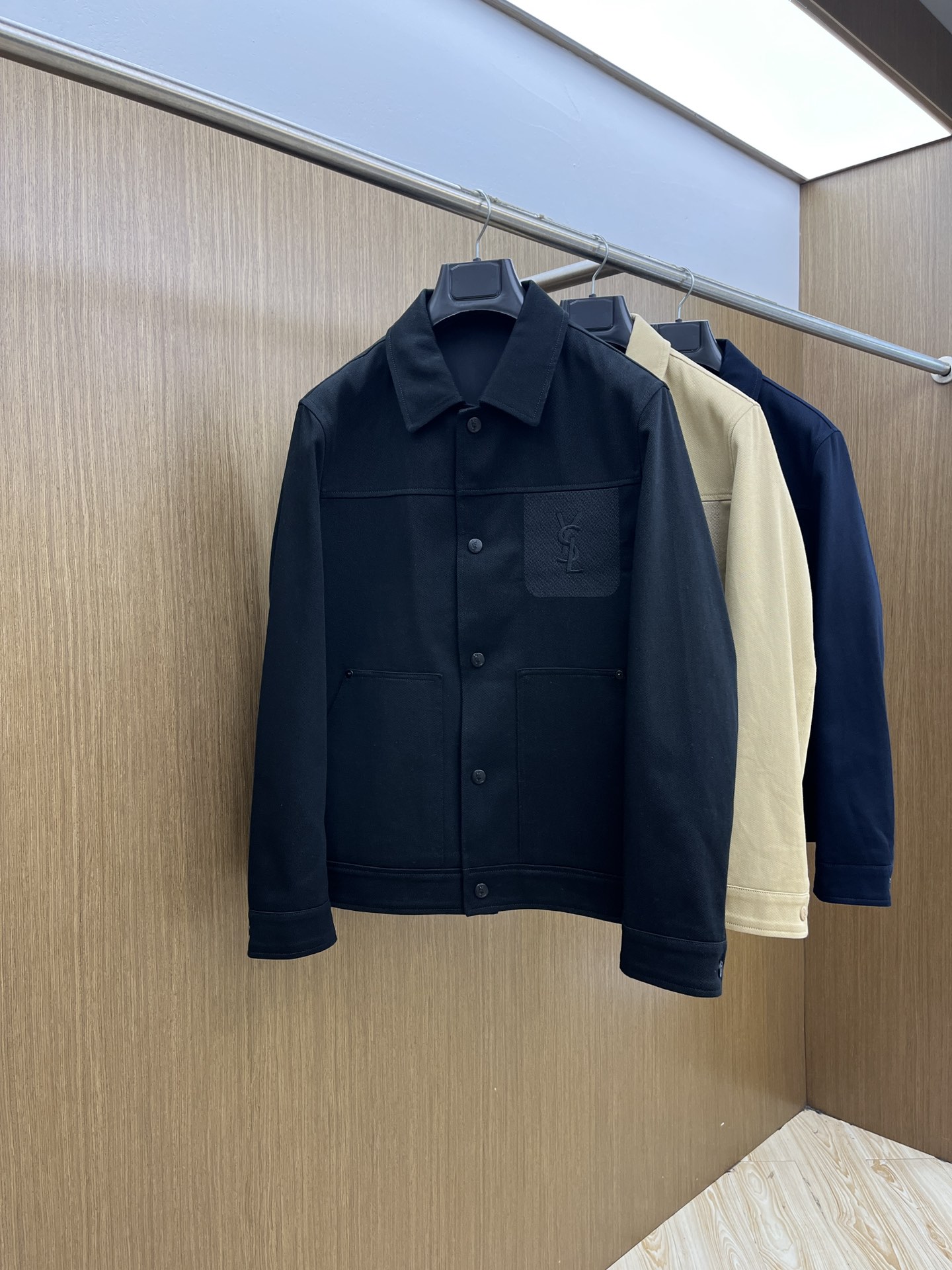 NO:513996,Autumn and Winter YSL 1955SS Autumn and Winter New Jacket Lapel Series Customized Denim Fabric High breathability and comfort, impeccable details, brand element design concept, reflecting high quality. It feels delicate and soft!  It is casually cut, with a great upper body style!  Wearing it is comfortable and slim, lazy and casual, combined with clean and simple colors, it is particularly pleasing to the eye. FSH is suitable for daily wear~ I love to launch sports items embellished with vitality prints to welcome the arrival of the warm season. Size 48-56, saint laurent, jackets & coats, jackets & coats, alexander wang19860909秋冬 YSL 1955SS秋冬新品夹克外套翻领系列 定制牛仔面料 透气舒适度高,细节无可挑剔,品牌元素设计理念,体现高品质.手感细腻柔软！呈现休闲裁剪,上身版型超赞！穿上就是舒适自在又显瘦的存在,慵懒而随性,结合干净简单的色系就特别耐看,fsh适合日常穿着~倾情推出缀饰活力印花的运动单品,迎接温暖季节的到来. 尺码48-56,,saint laurent,jackets & coats,jackets & coats,alexander wang,Men's clothing