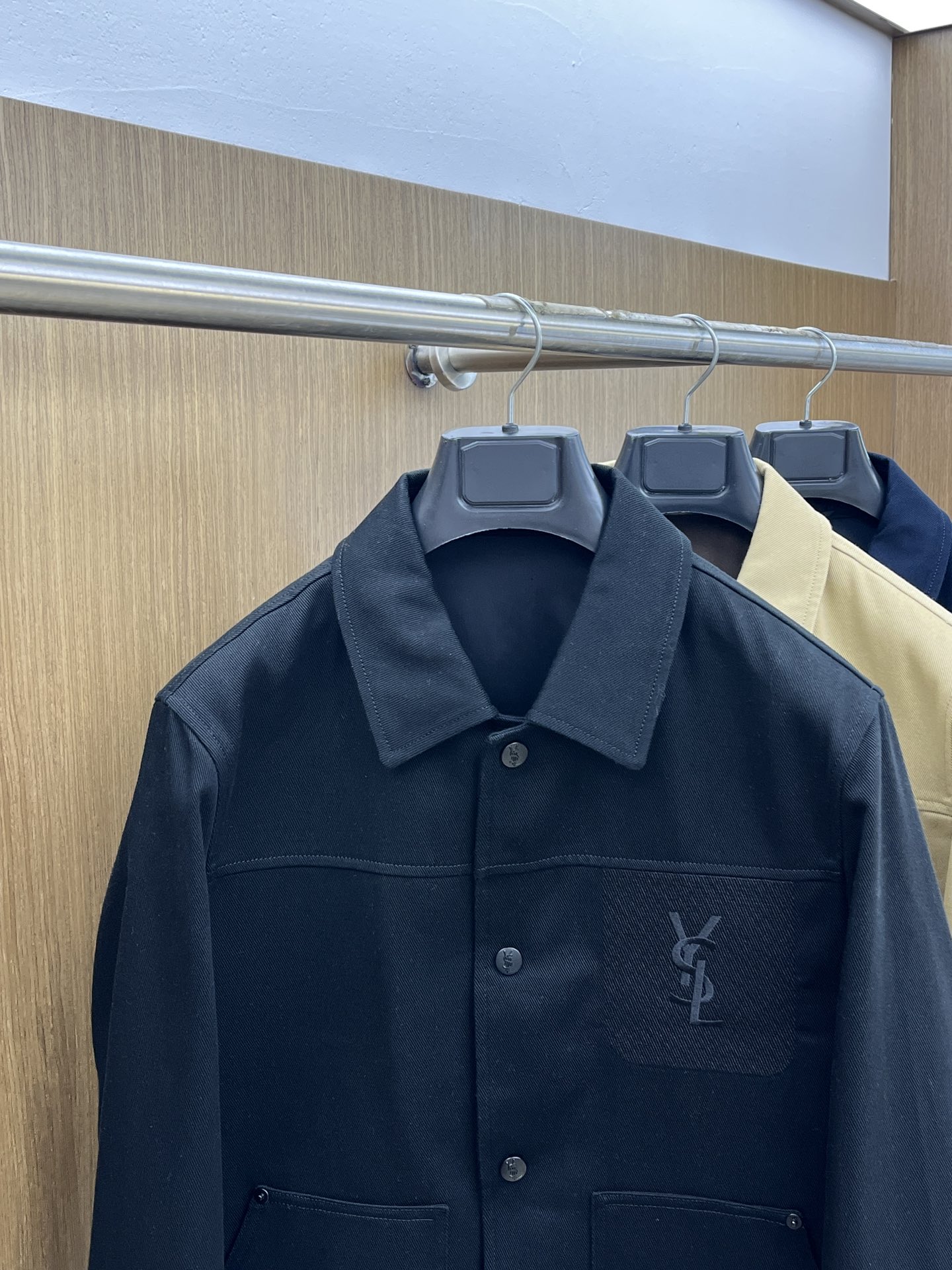 秋冬 YSL 🔥🔥SS秋冬新品夹克外套翻领系列 定制牛仔面料 透气舒适度高，细节无可挑剔，品牌元素设计理